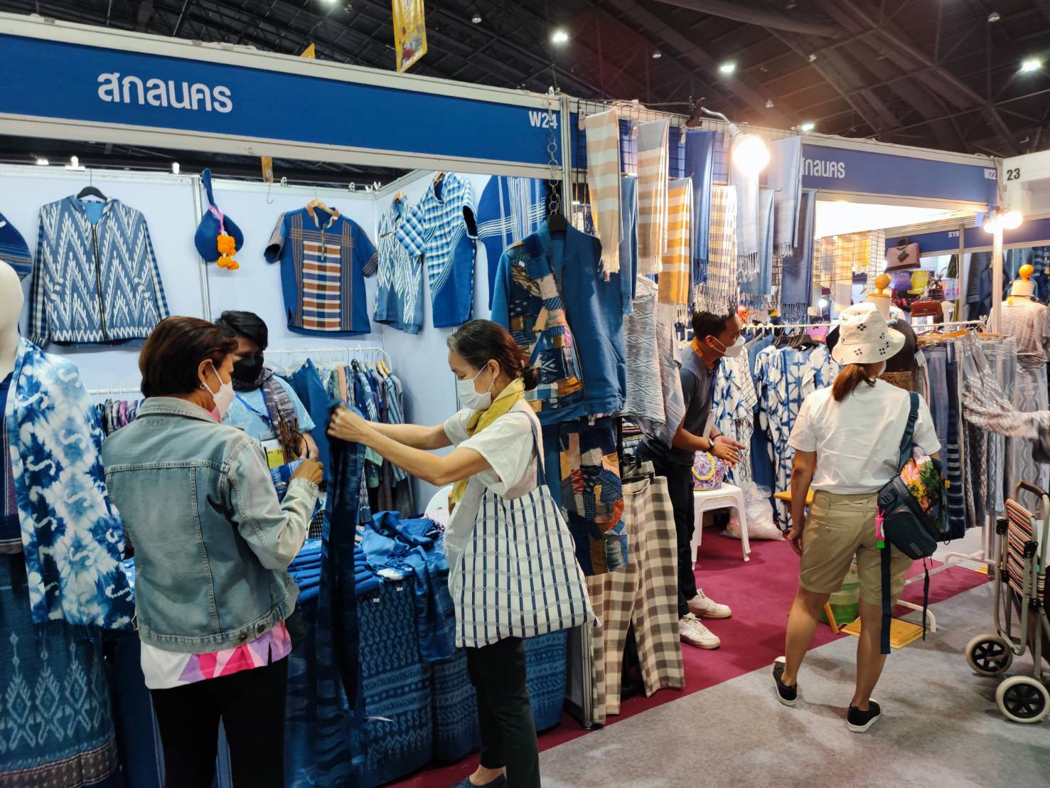 พช.สกลนคร : รองฯ วิฑูรย์ เยี่ยมให้กำลังใจผู้ประกอบการ OTOP