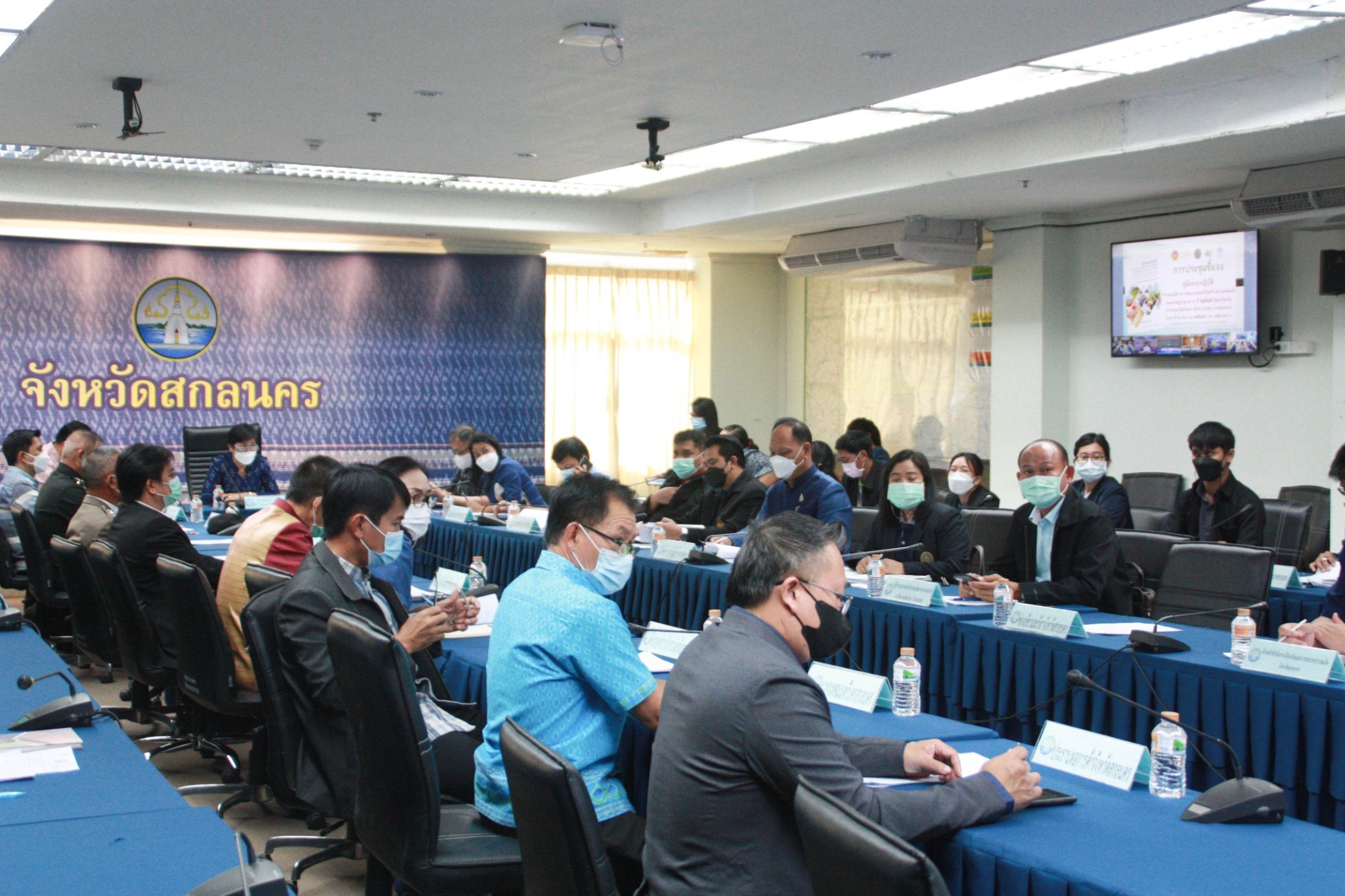 พจ.สกลนคร : ร่วมประชุมรับฟังชี้แจงแนวทางโครงการพัฒนาและเสริมสร้างความเข็มแข็งของเศรษฐกิจฐานราก ปี 2565