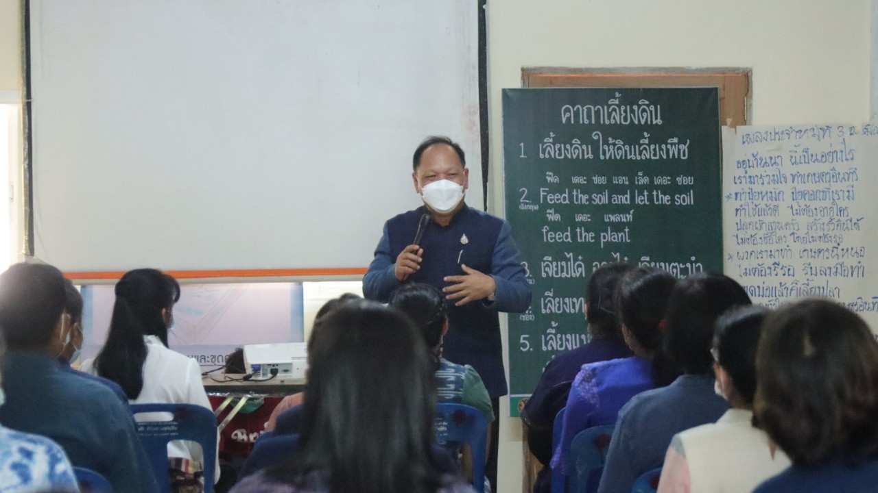 พจ.สกลนคร : เป็นประธานอันเชิญวุฒิบัตร ในพิธีมอบวุฒิบัตรแก่ผู้ผ่านการฝึกอบรมแกนนำขับเคลื่อนหมู่บ้านเศรษฐกิจพอเพียง