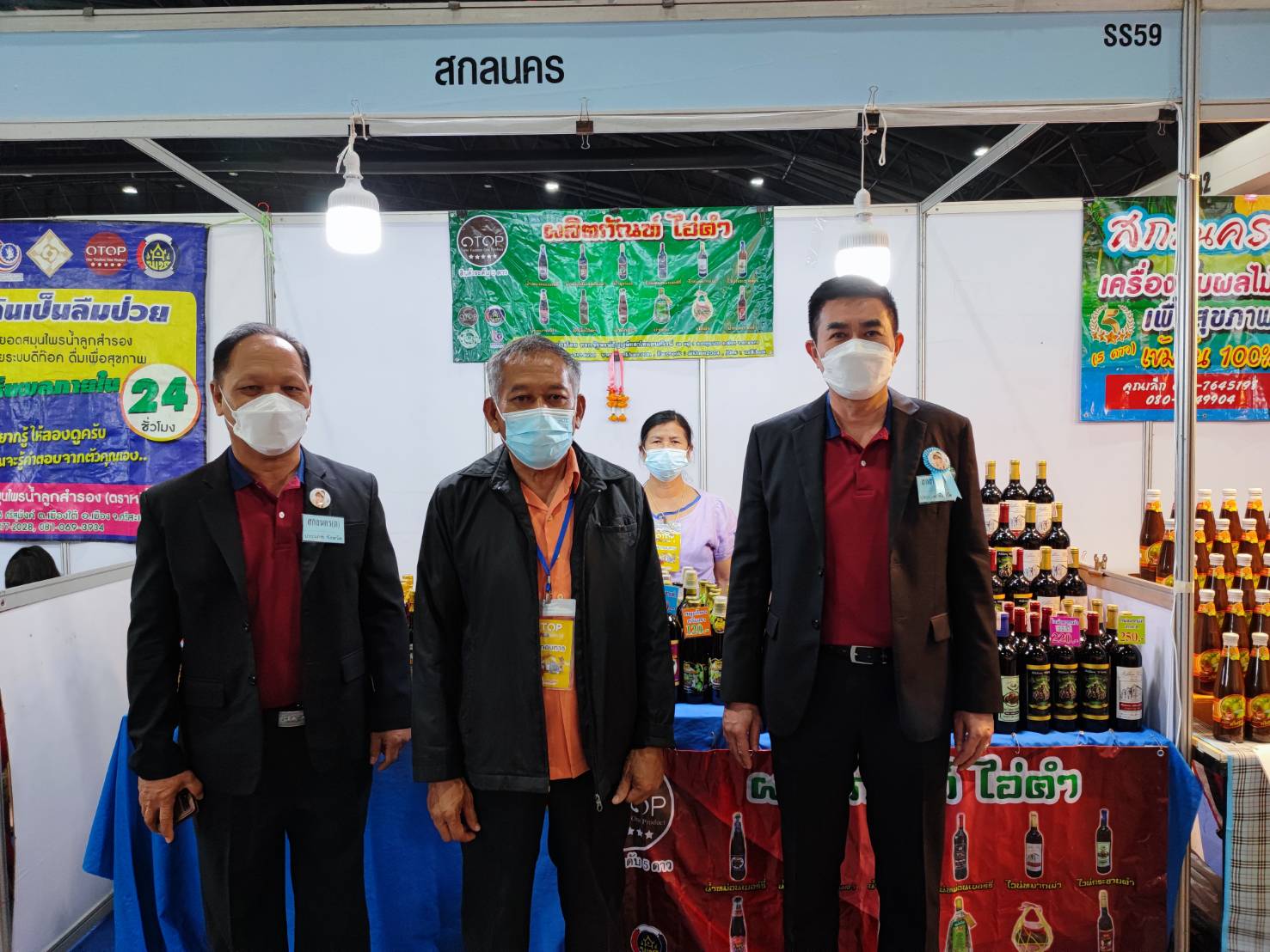 พช.สกลนคร : รองฯ วิฑูรย์ เยี่ยมให้กำลังใจผู้ประกอบการ OTOP