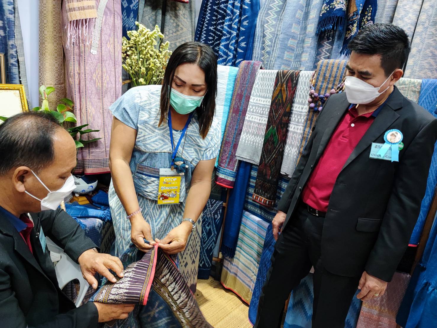 พช.สกลนคร : รองฯ วิฑูรย์ เยี่ยมให้กำลังใจผู้ประกอบการ OTOP