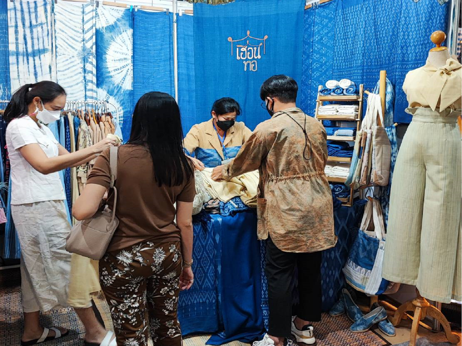 พช.สกลนคร : นำผู้ผลิตผู้ประกอบการ ร่วมงาน OTOP ไทยสู้ภัยโควิด – 19 วันที่ 2