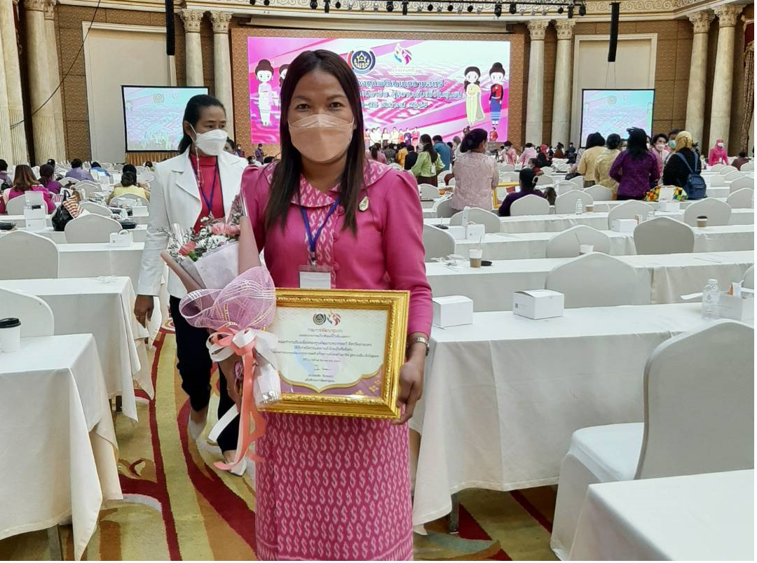 พช.สกลนคร : ปลัดมหาดไทย มอบช่อดอกไม้จังหวัดจัดการหนี้ได้ต่ำกว่า ร้อยละ 10