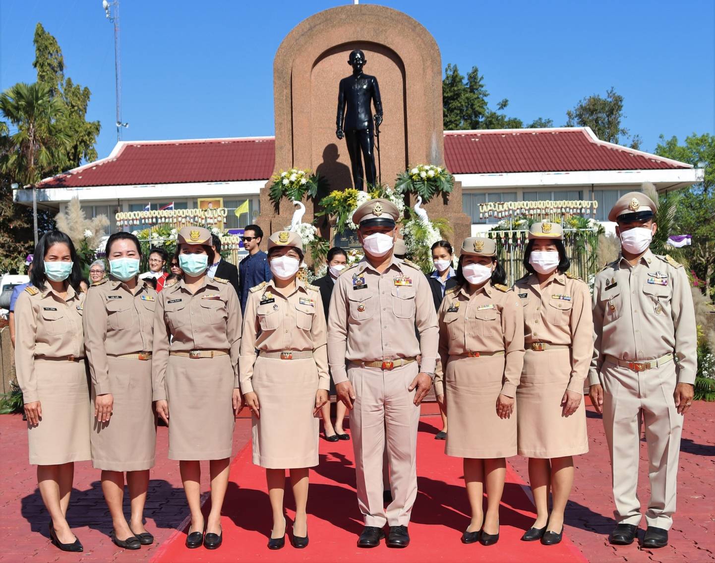 พจ.สกลนคร : ร่วมพิธีวางพวงมาลัยอนุสาวรีย์พระศรีสกุลวงศ์ เนื่องในวันคล้ายวันสถาปนาค่ายศรีสกุลวงศ์ ครบรอบปีที่ 32