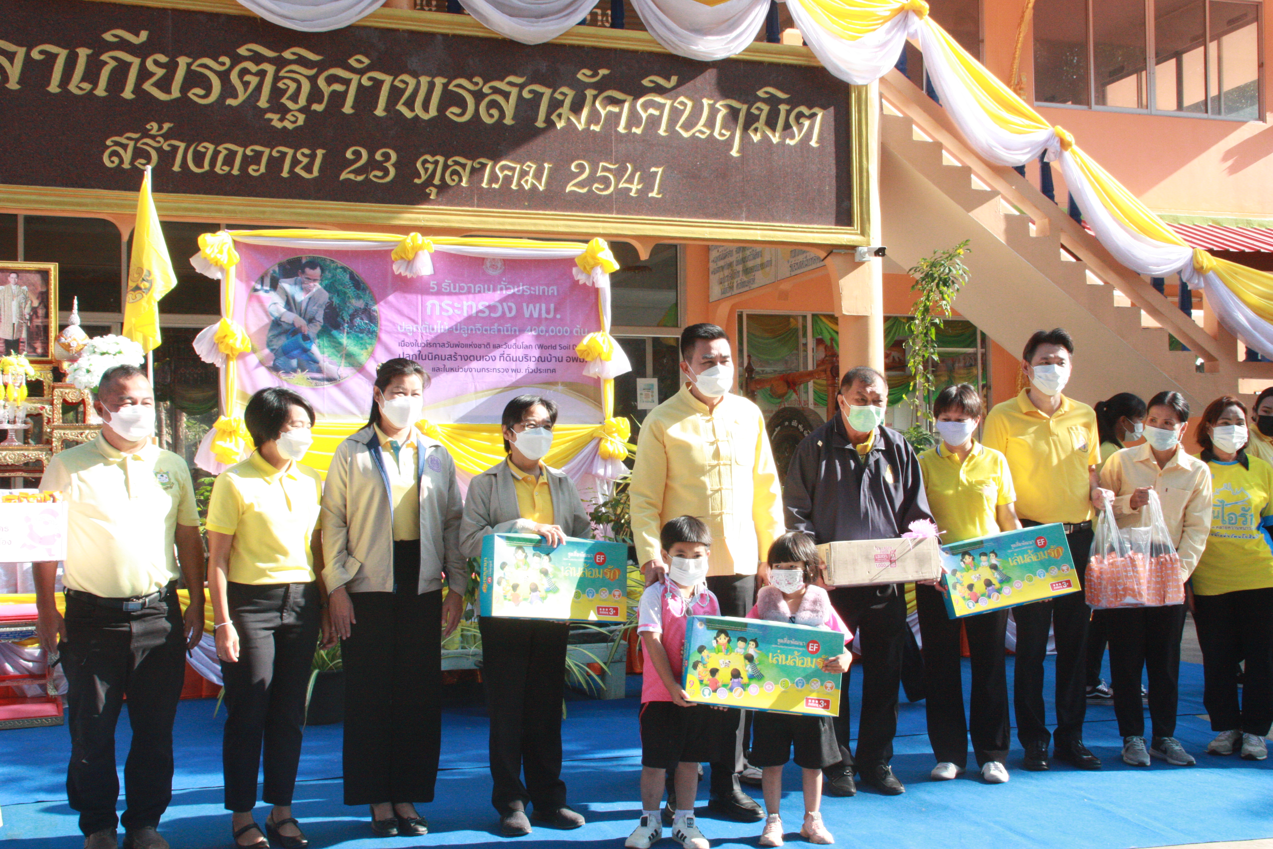 พช.สกลนคร : ร่วมกิจกรรมปลูกต้นไม้-ปลูกจิตสำนึก 400,000 ต้น