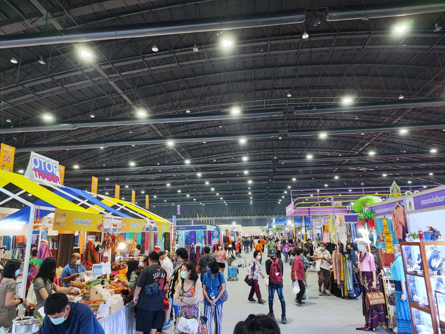 พช.สกลนคร : นำผู้ผลิตผู้ประกอบการ ร่วมงาน OTOP ไทยสู้ภัยโควิด – 19 วันที่ 2