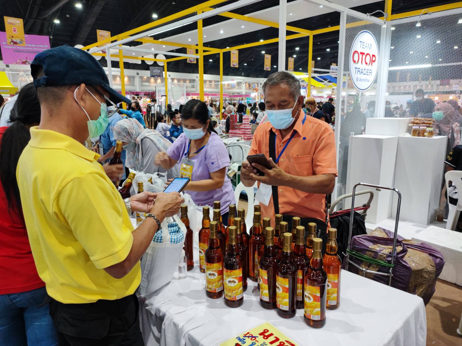 พช.สกลนคร : รองฯ วิฑูรย์ เยี่ยมให้กำลังใจผู้ประกอบการ OTOP
