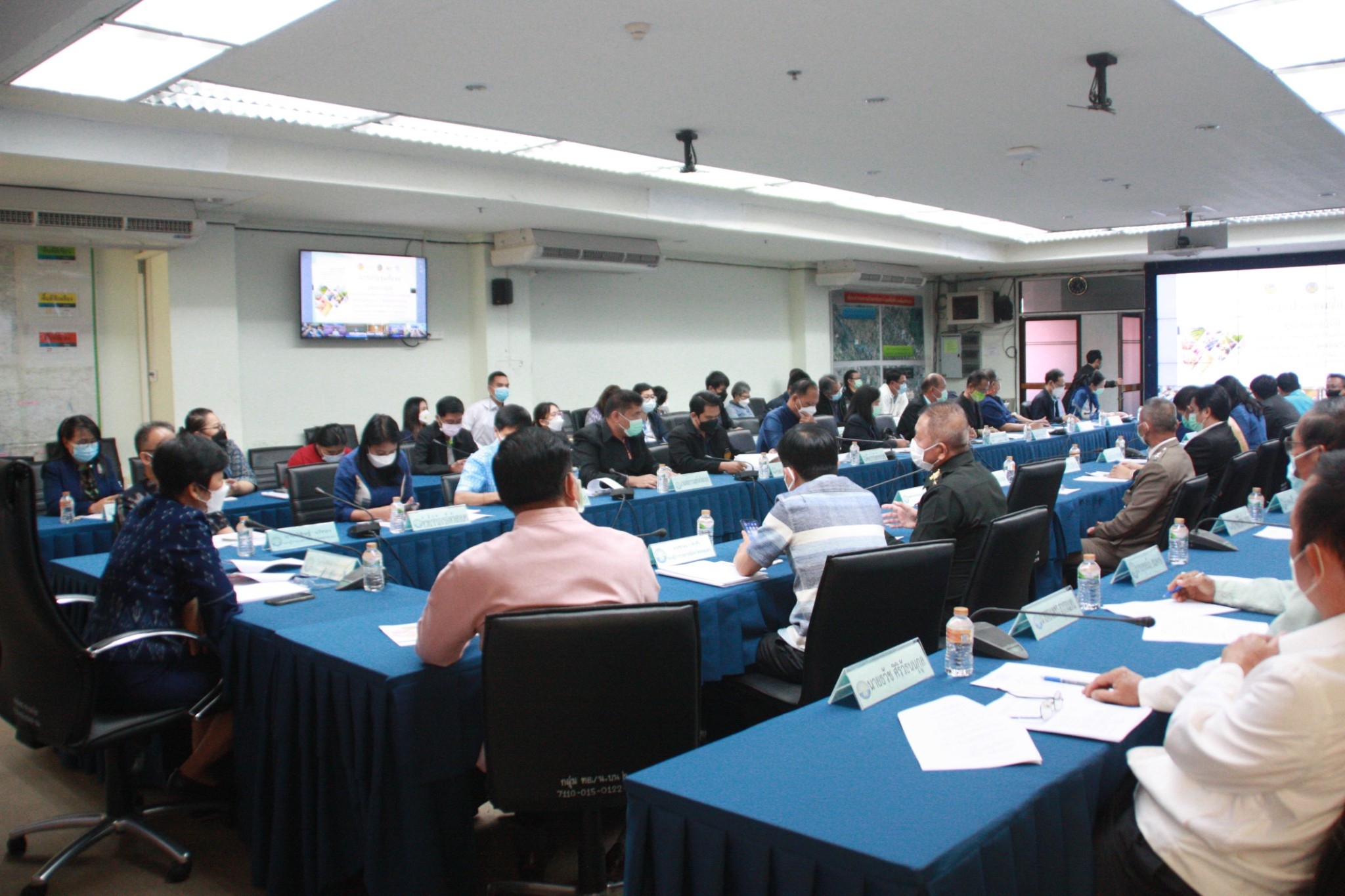พจ.สกลนคร : ร่วมประชุมรับฟังชี้แจงแนวทางโครงการพัฒนาและเสริมสร้างความเข็มแข็งของเศรษฐกิจฐานราก ปี 2565