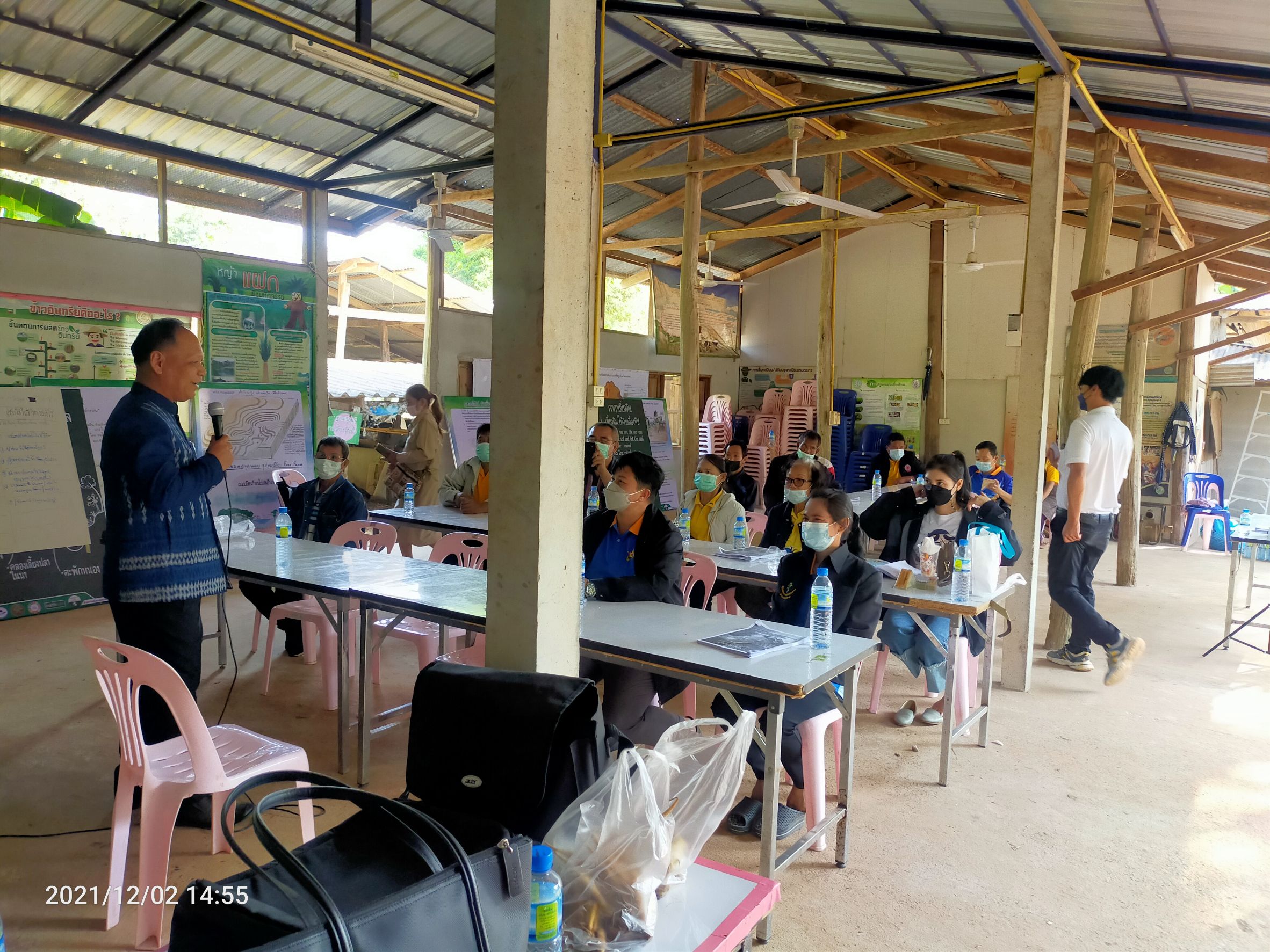 พจ.สกลนคร : ลงพื้นที่ให้กำลังใจผู้เข้าอบรมแกนนำขับเคลื่อนหมู่บ้านเศรษฐกิจพอเพียง ครั้งที่ 3