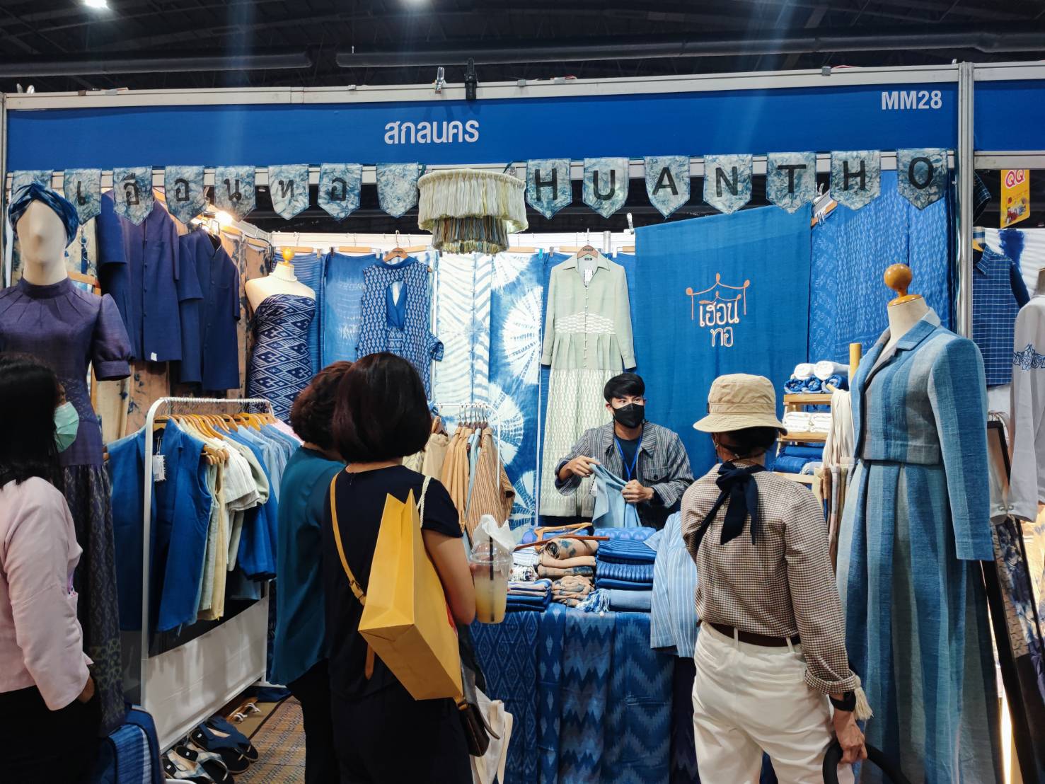 พช.สกลนคร : นำผู้ผลิต ผู้ประกอบการ OTOP ร่วมจัดแสดงและจำหน่ายสินค้า OTOP ในงาน OTOP ไทยสู้ภัยโควิด – 19