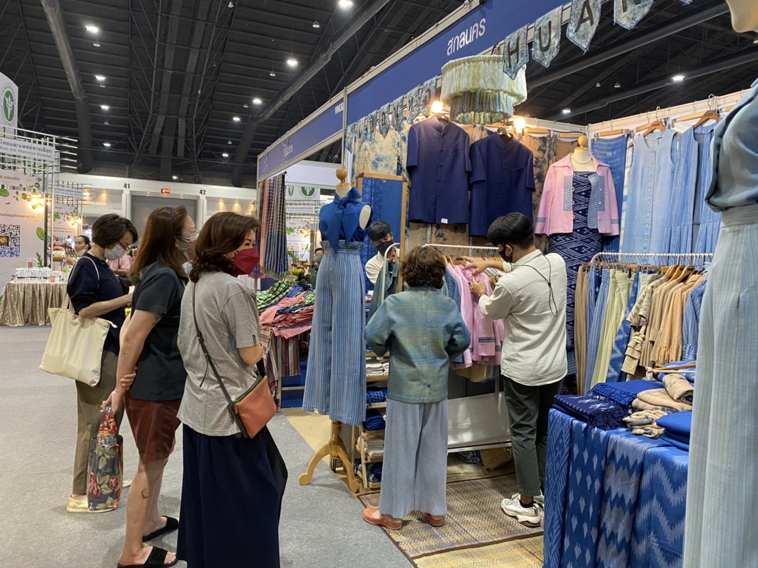 พช.สกลนคร : รองฯ วิฑูรย์ เยี่ยมให้กำลังใจผู้ประกอบการ OTOP