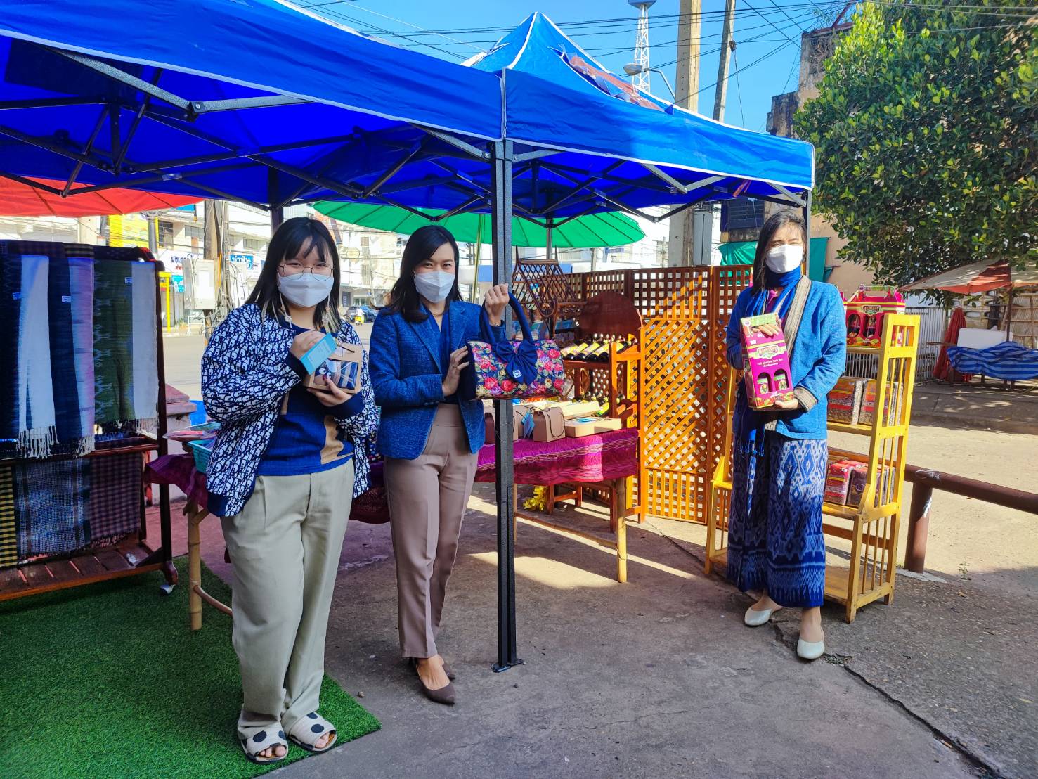 พจ.สกลนคร : เยี่ยมให้กำลังใจผู้ผลิตผู้ประกอบการ OTOP