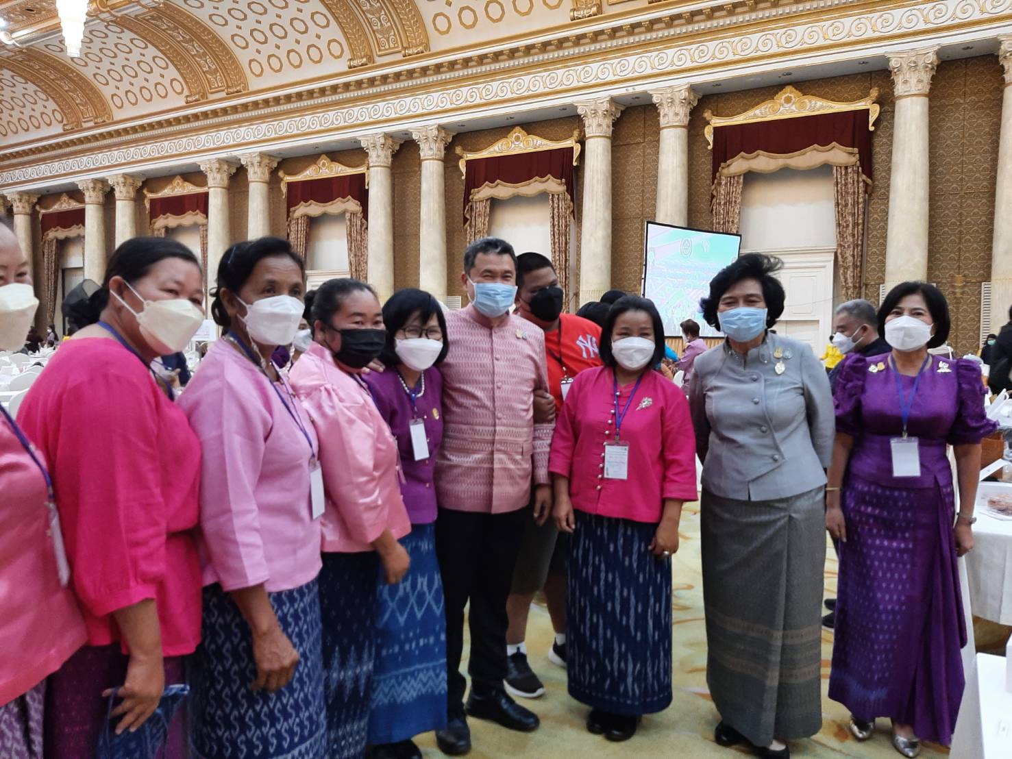 พช.สกลนคร : ปลัดมหาดไทย มอบช่อดอกไม้จังหวัดจัดการหนี้ได้ต่ำกว่า ร้อยละ 10