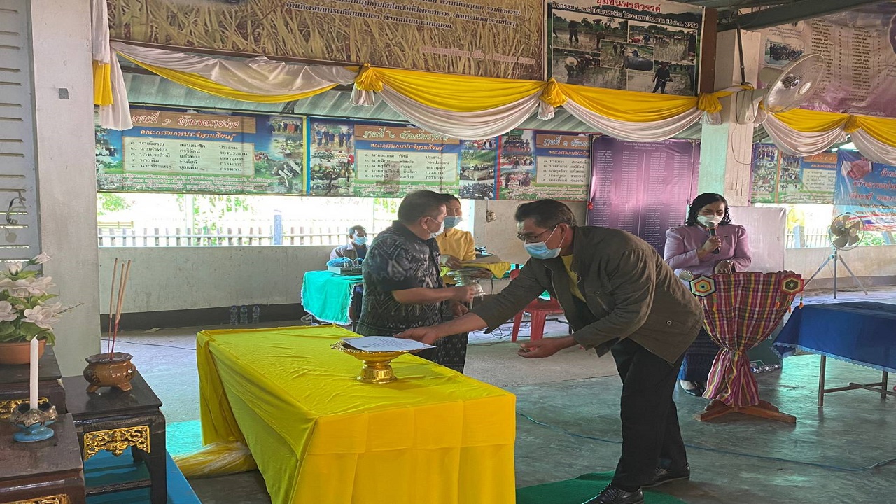 พจ.สกลนคร : เป็นประธานอันเชิญวุฒิบัตร ในพิธีมอบวุฒิบัตรแก่ผู้ผ่านการฝึกอบรมแกนนำขับเคลื่อนหมู่บ้านเศรษฐกิจพอเพียง