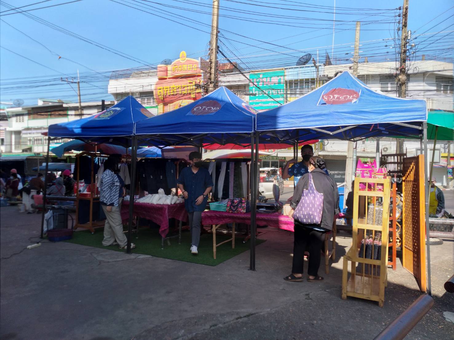 พจ.สกลนคร : เยี่ยมให้กำลังใจผู้ผลิตผู้ประกอบการ OTOP