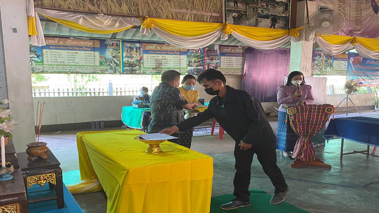 พจ.สกลนคร : เป็นประธานอันเชิญวุฒิบัตร ในพิธีมอบวุฒิบัตรแก่ผู้ผ่านการฝึกอบรมแกนนำขับเคลื่อนหมู่บ้านเศรษฐกิจพอเพียง