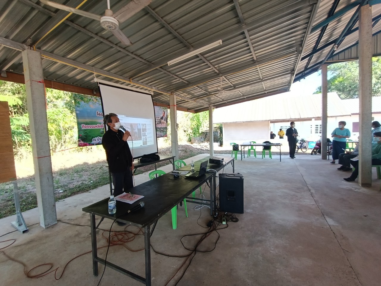 พจ.สกลนคร : ลงพื้นที่พบปะและให้กำลังใจผู้เข้าร่วม“โครงการขยายผล สืบสาน รักษา ต่อยอด ศาสตร์พระราชา ยกระดับการพัฒนาหมู่บ้านเศรษฐกิจพอเพียงต้นแบบ”