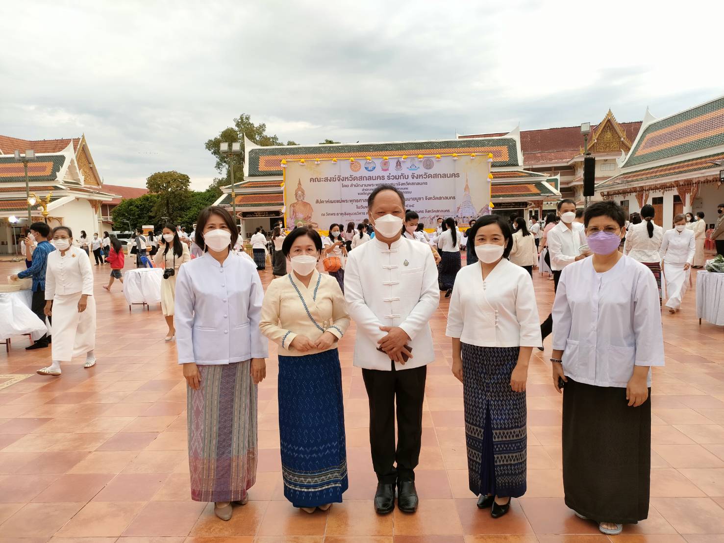 พจ.สกลนคร : นำเจ้าหน้าที่พัฒนาชุมชน ทำบุญตักบาตร เนื่องในวันมาฆบูชา