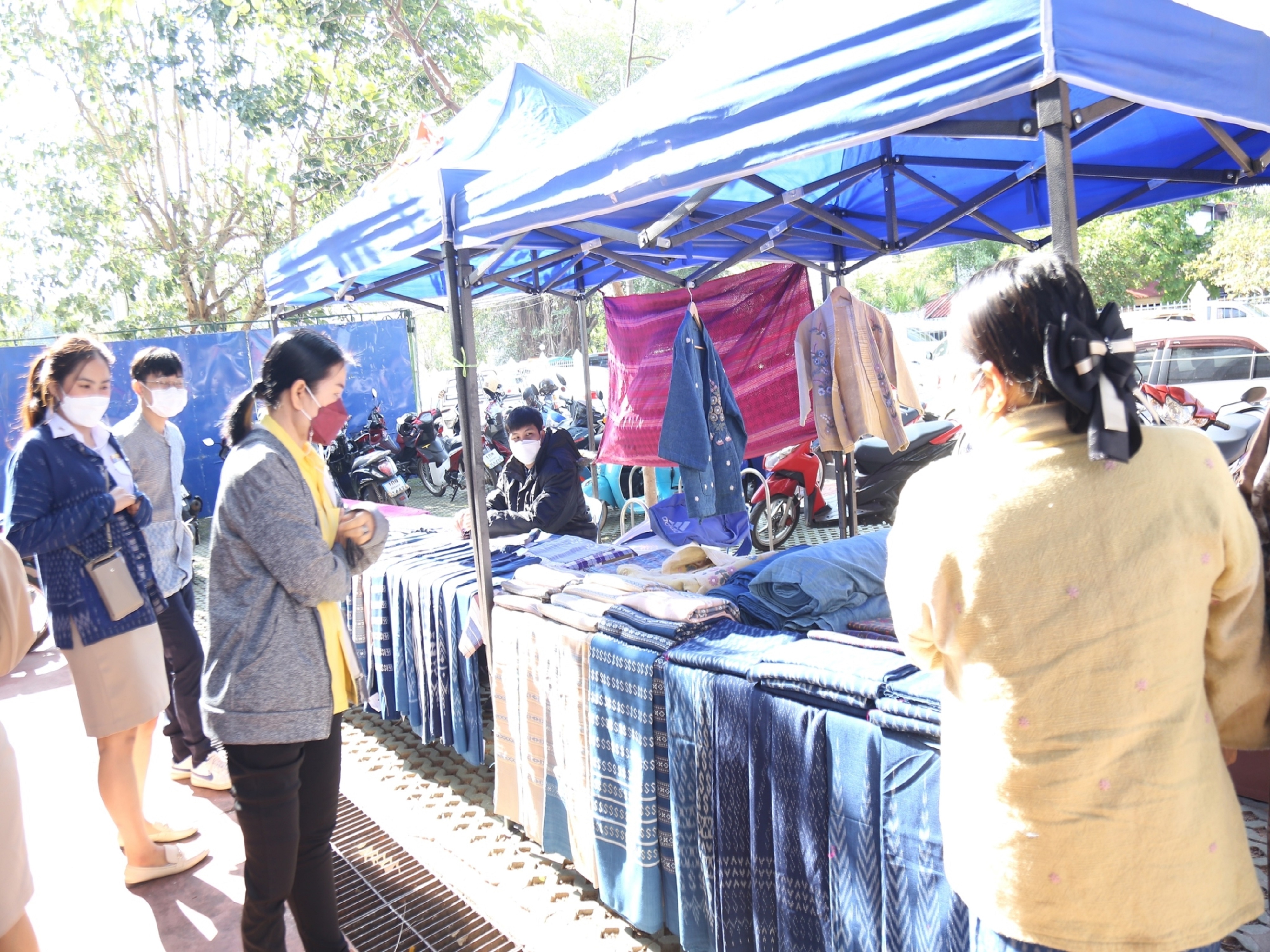 พช.สกลนคร : จัดตลาดนัดสินค้า OTOP สู้ภัยโควิด-19 ครั้งที่ 2