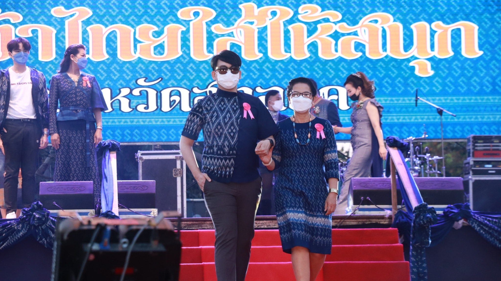 จังหวัดสกลนคร เดินแบบผ้าไทยในงานรวมน้ำใจไทสกล ปี 2565