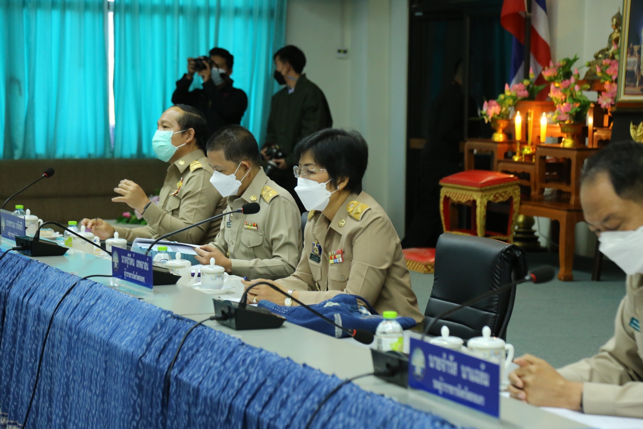 จังหวัดสกลนคร : มอบลายผ้าพระราชทาน “ผ้าขิดลายนารีรัตนราชกัญญา” และประชุมกรมการจังหวัด