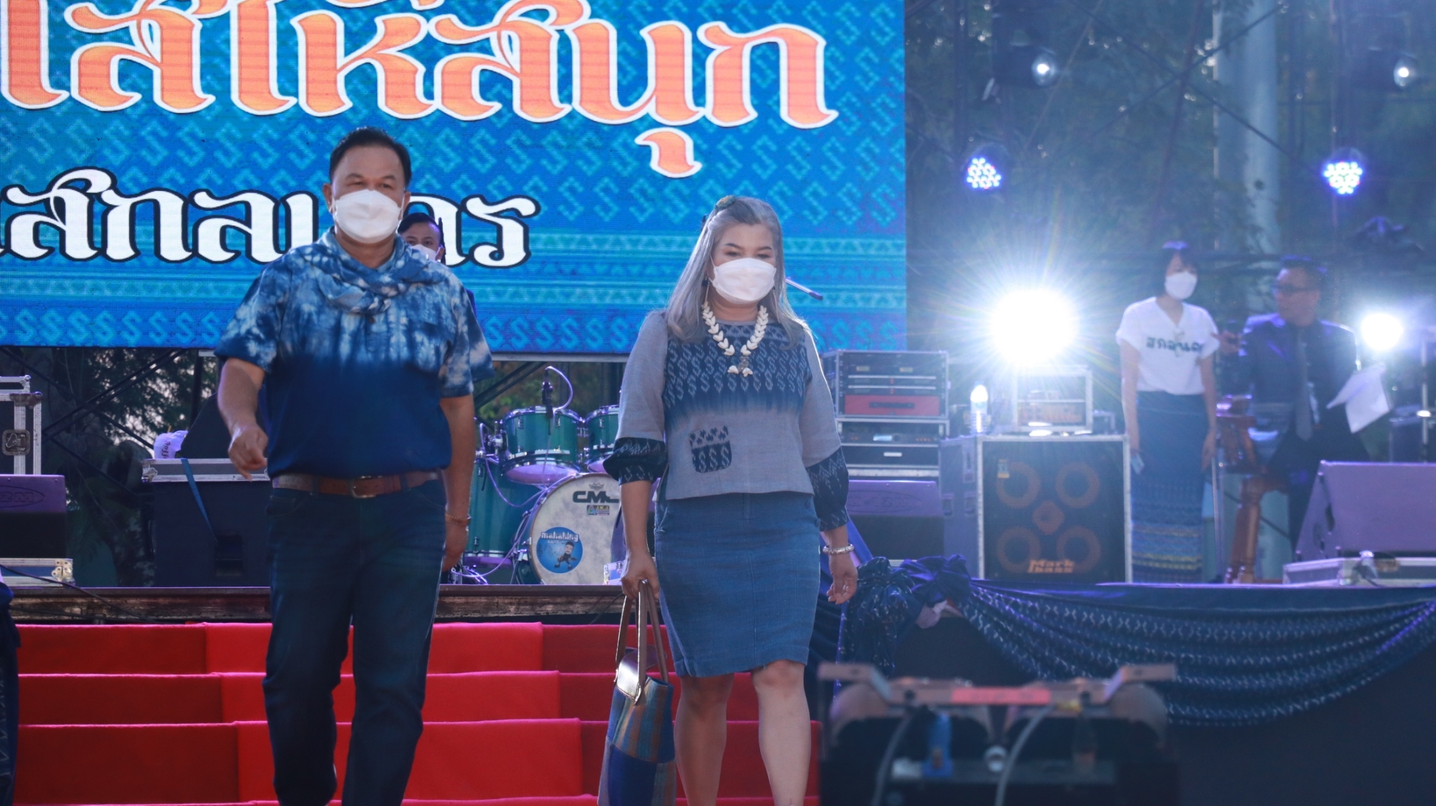 จังหวัดสกลนคร เดินแบบผ้าไทยในงานรวมน้ำใจไทสกล ปี 2565