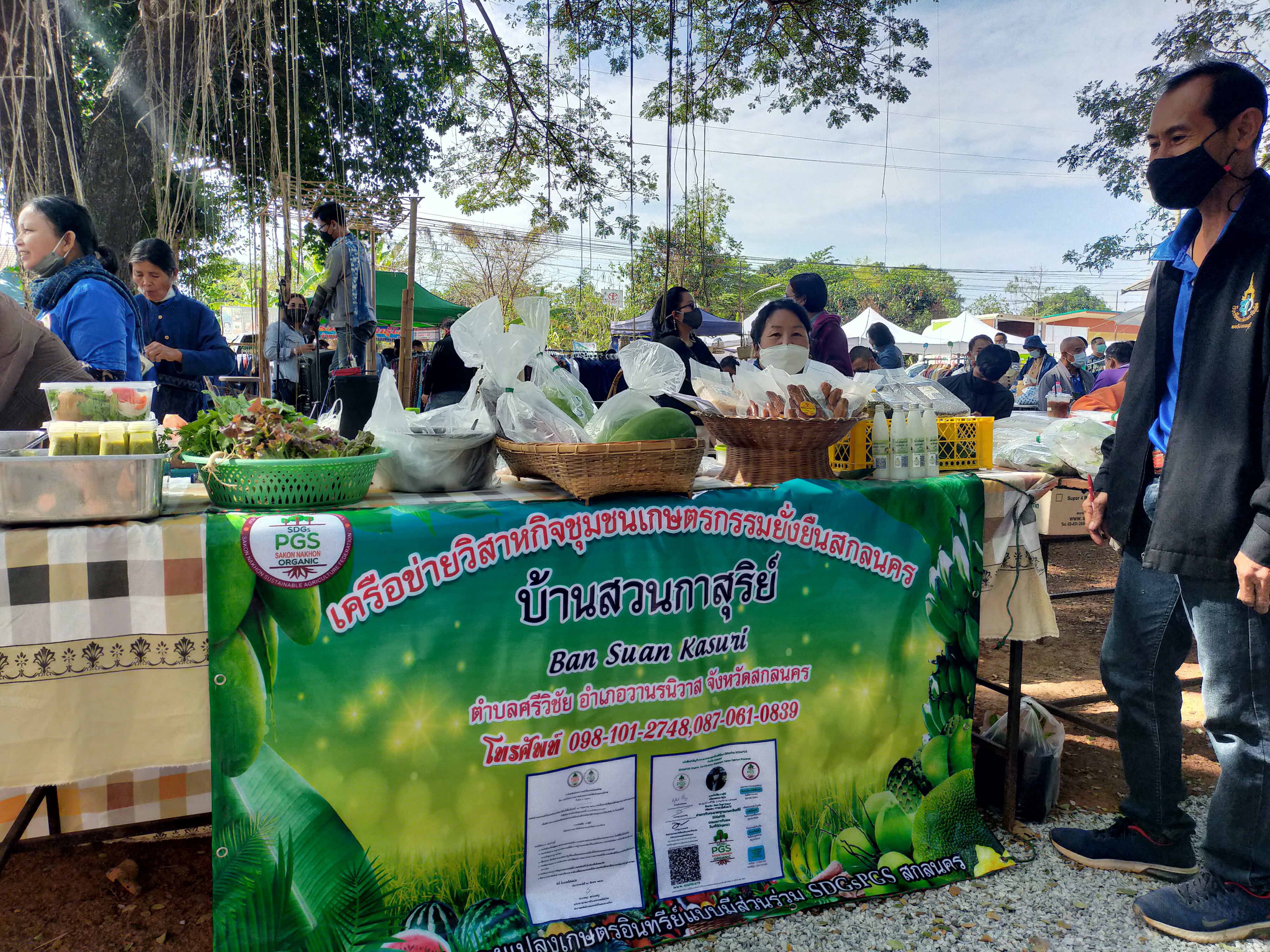 พช.สกลนคร : นำผู้ประกอบการ OTOP ร่วมจำหน่ายสินค้าและผลิตภัณฑ์ ณ ตลาดพอใจ