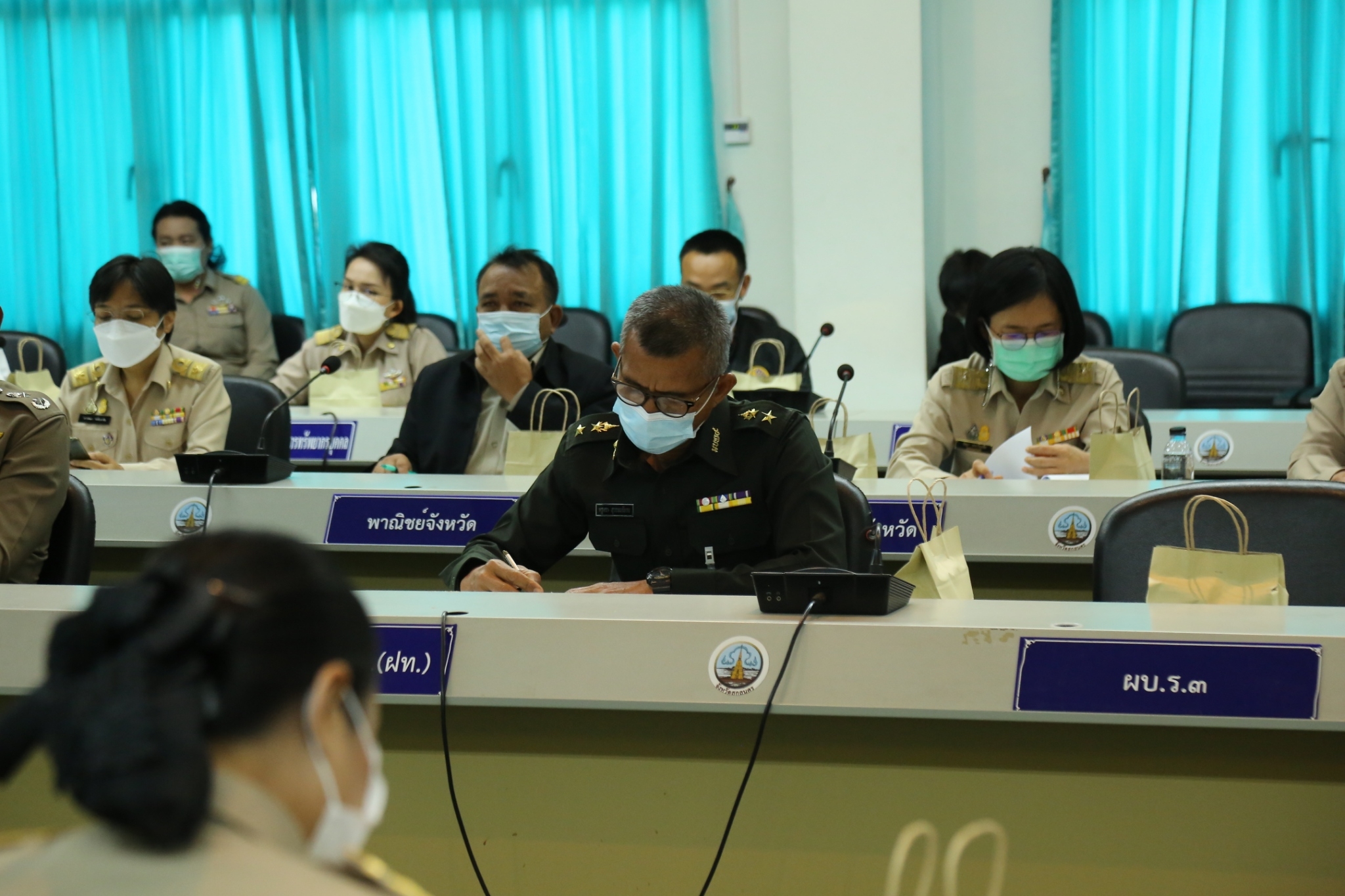 จังหวัดสกลนคร : มอบลายผ้าพระราชทาน “ผ้าขิดลายนารีรัตนราชกัญญา” และประชุมกรมการจังหวัด