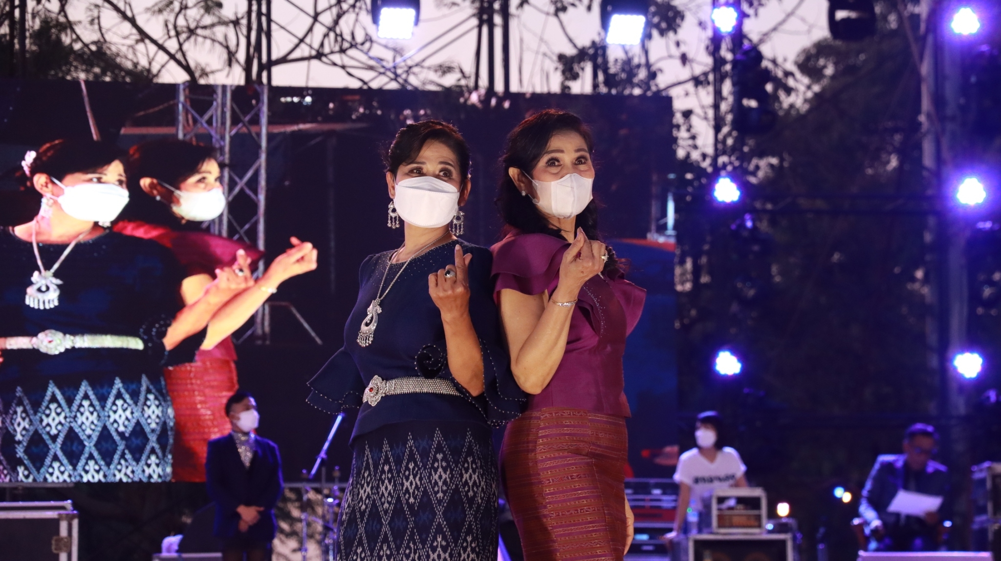 จังหวัดสกลนคร เดินแบบผ้าไทยในงานรวมน้ำใจไทสกล ปี 2565