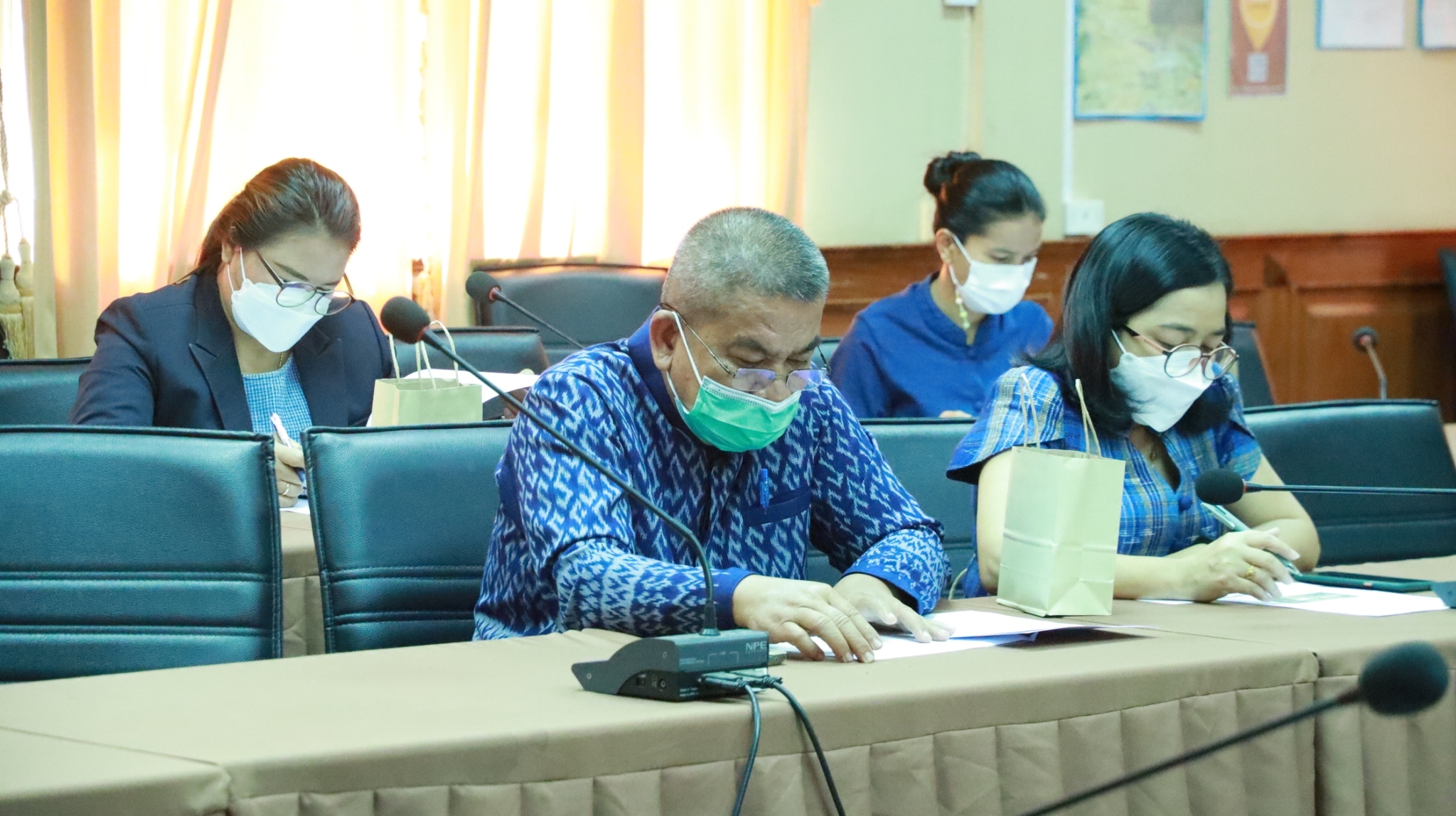 พช.สกลนคร : ประชุมการจัดทำข้อเสนอโครงการเมืองหัตถอุตสาหกรรมผ้าย้อมครามและผ้าทอมือย้อมสีธรรมชาติ (Indigo Craft City)