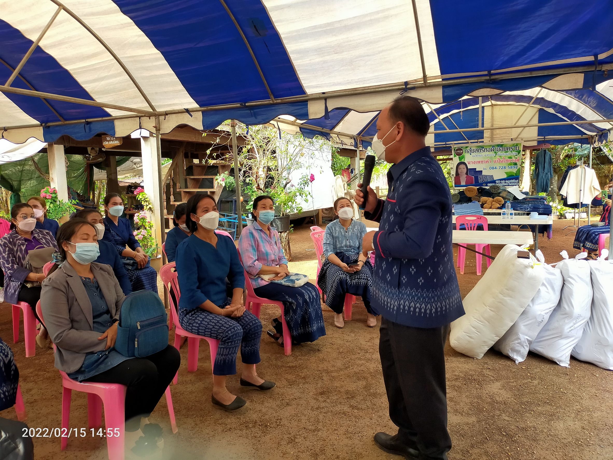 พจ. สกลนคร : ให้กำลังใจผู้เข้าร่วมโครงการอบรมมัดย้อมหมี่ย้อมครามผ้าลายขอ ตำบลนาซอ