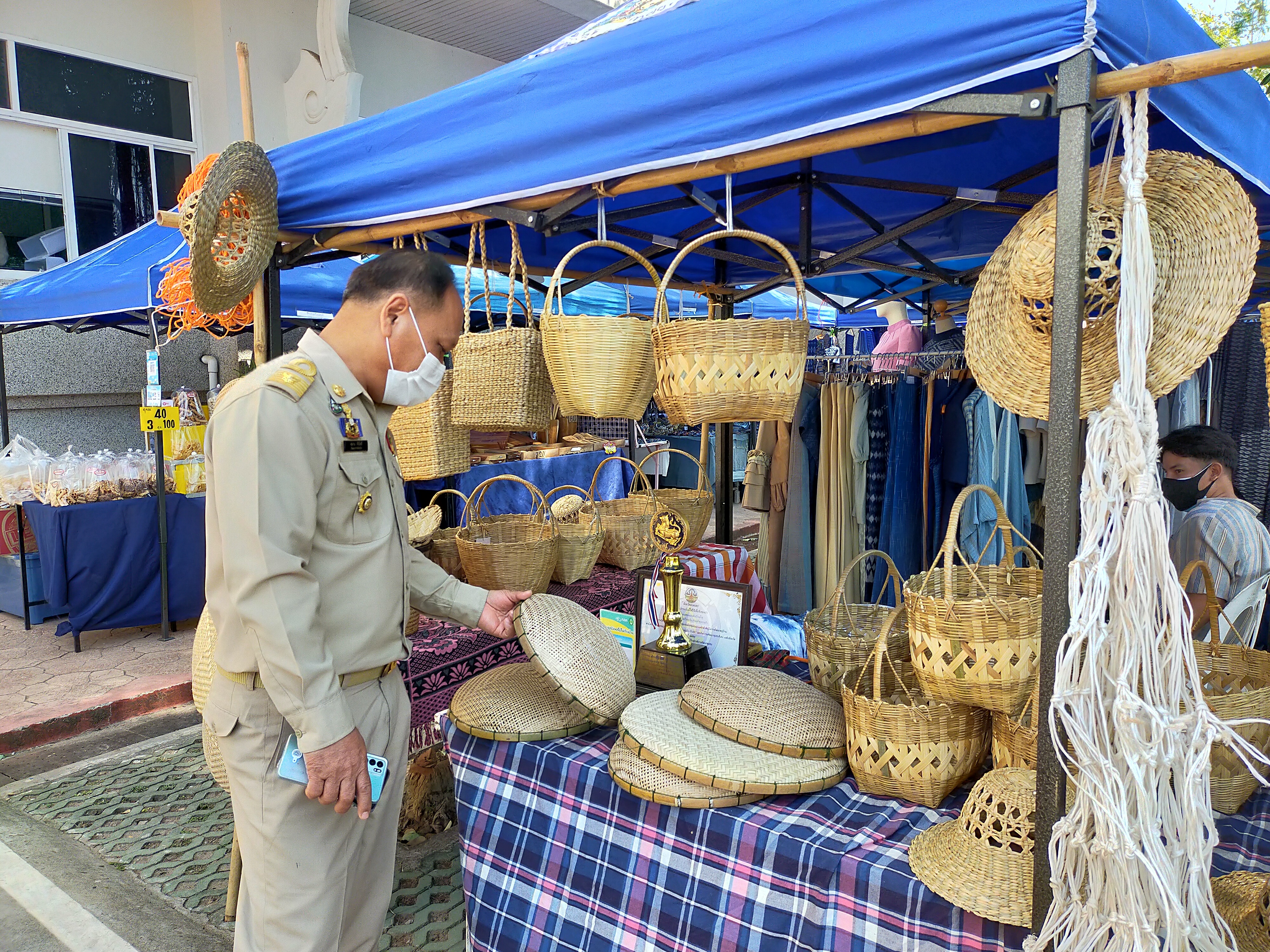 พช.สกลนคร : จัดตลาดนัดสินค้า OTOP สู้ภัยโควิด-19 ครั้งที่ 2