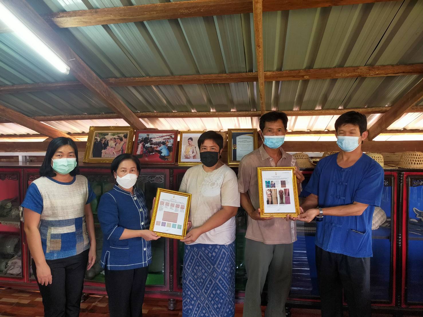 พช.สกลนคร : มอบลายผ้าพระราชทาน “ผ้าขิดลายนารีรัตนราชกัญญา” กลุ่ม OTOP