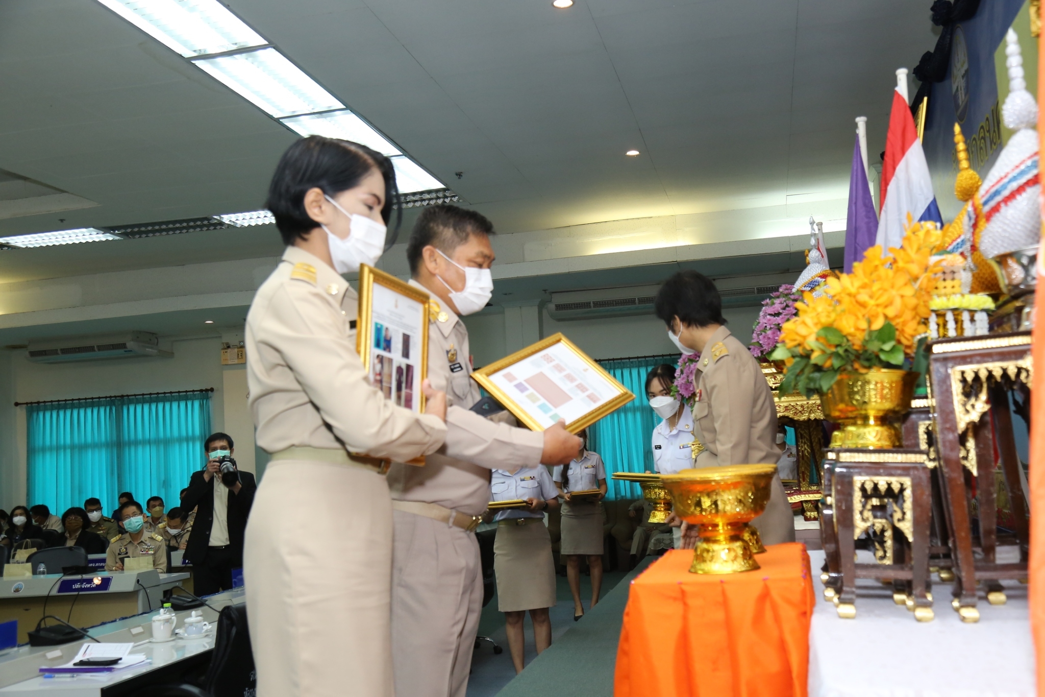 จังหวัดสกลนคร : มอบลายผ้าพระราชทาน “ผ้าขิดลายนารีรัตนราชกัญญา” และประชุมกรมการจังหวัด