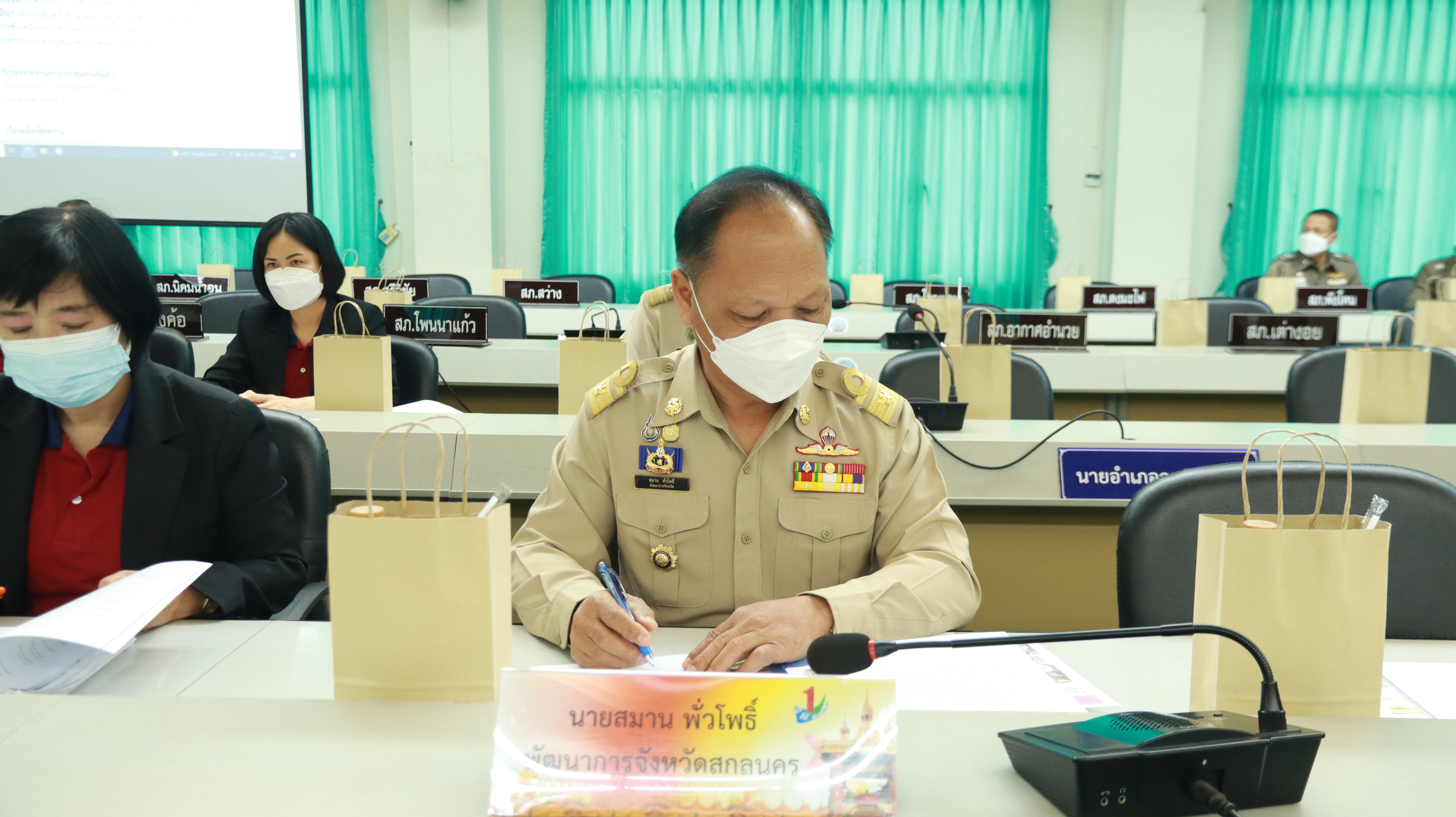 จังหวัดสกลนคร : จัดประชุมคณะกรรมการรณรงค์ป้องกันและแก้ไขปัญหายาเสพติดจังหวัดสกลนคร (โครงการ TO BE NUMBER ONE) ครั้งที่ 1/2565