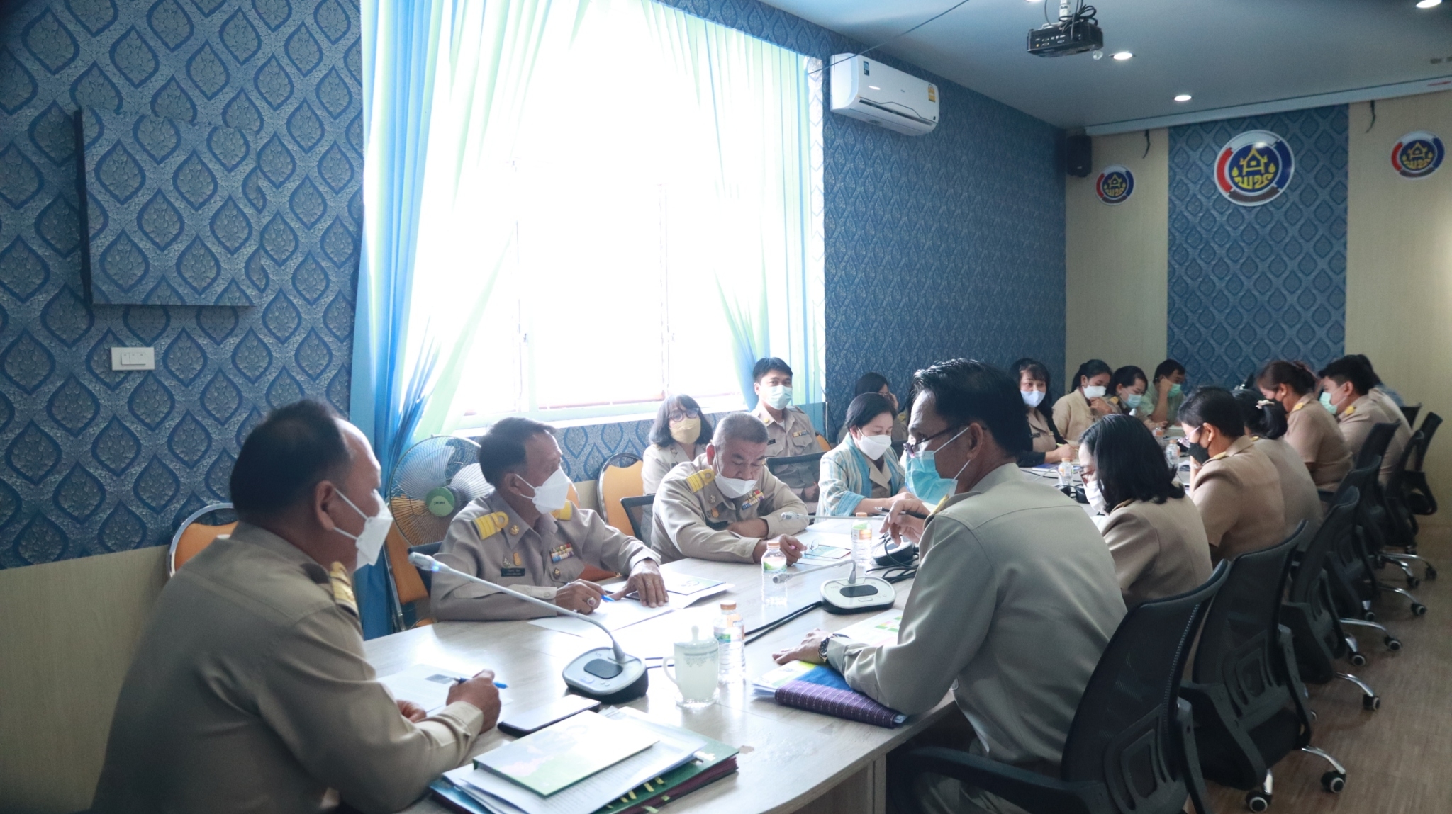 พช.สกลนคร : ประชุมเจ้าหน้าที่สำนักงานพัฒนาชุมชนจังหวัดสกลนคร