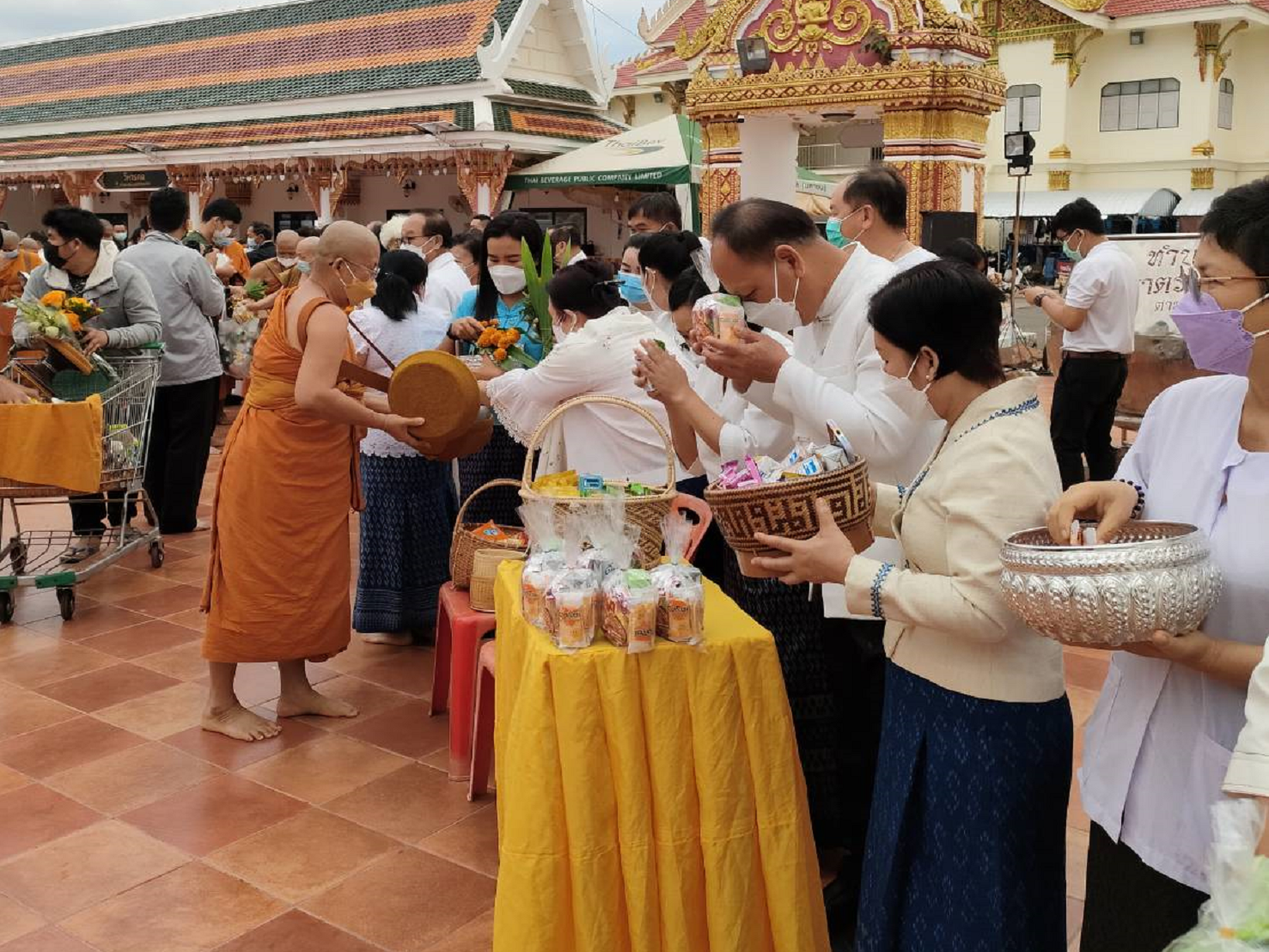 พจ.สกลนคร : นำเจ้าหน้าที่พัฒนาชุมชน ทำบุญตักบาตร เนื่องในวันมาฆบูชา