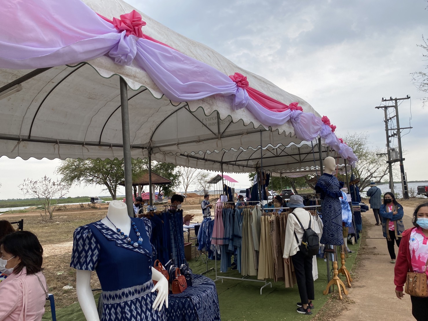 พช.สกลนคร : นำผู้ประกอบการจำหน่ายสินค้า OTOP งาน “Wedding Fair” สกลนคร