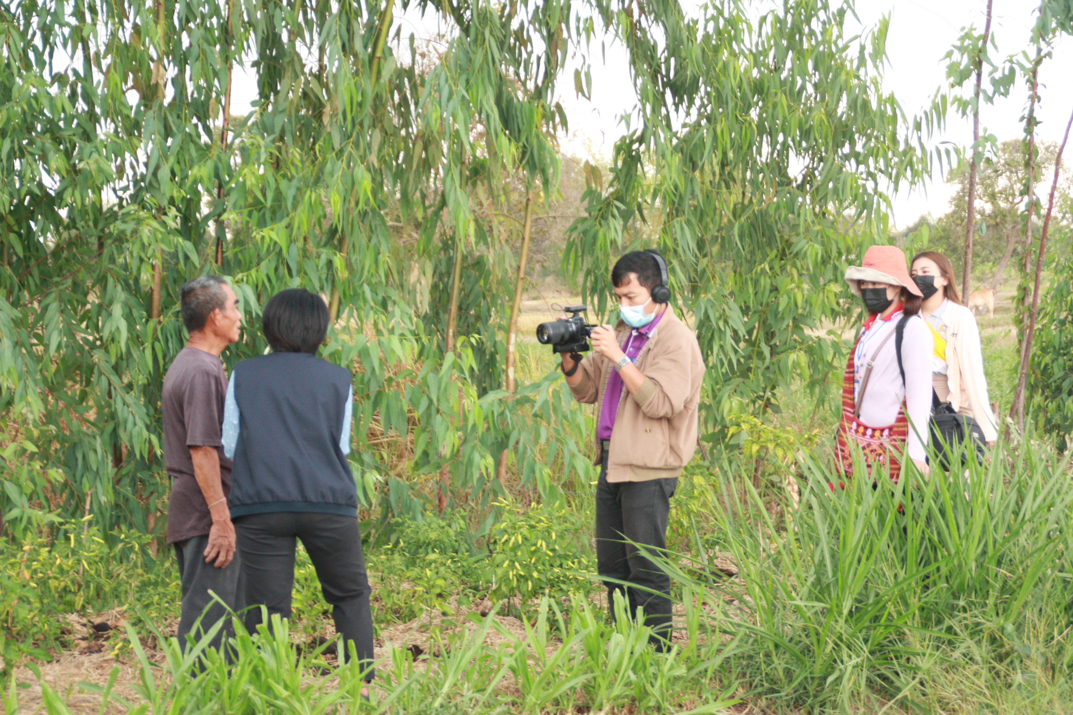 พช.สกลนคร : จับมือประชาสัมพันธ์จังหวัด จัดทำคลิปความสำเร็จ “โคก หนอง นา โมเดล”