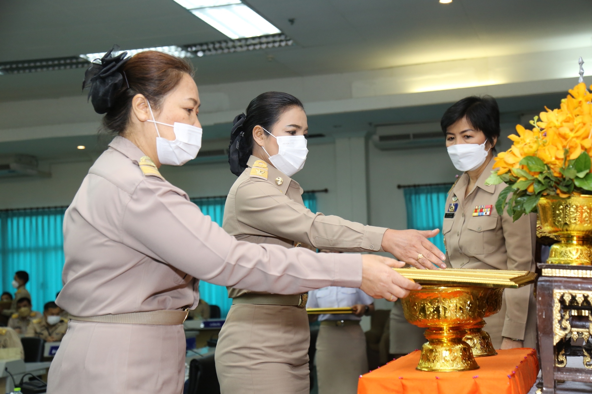 จังหวัดสกลนคร : มอบลายผ้าพระราชทาน “ผ้าขิดลายนารีรัตนราชกัญญา” และประชุมกรมการจังหวัด