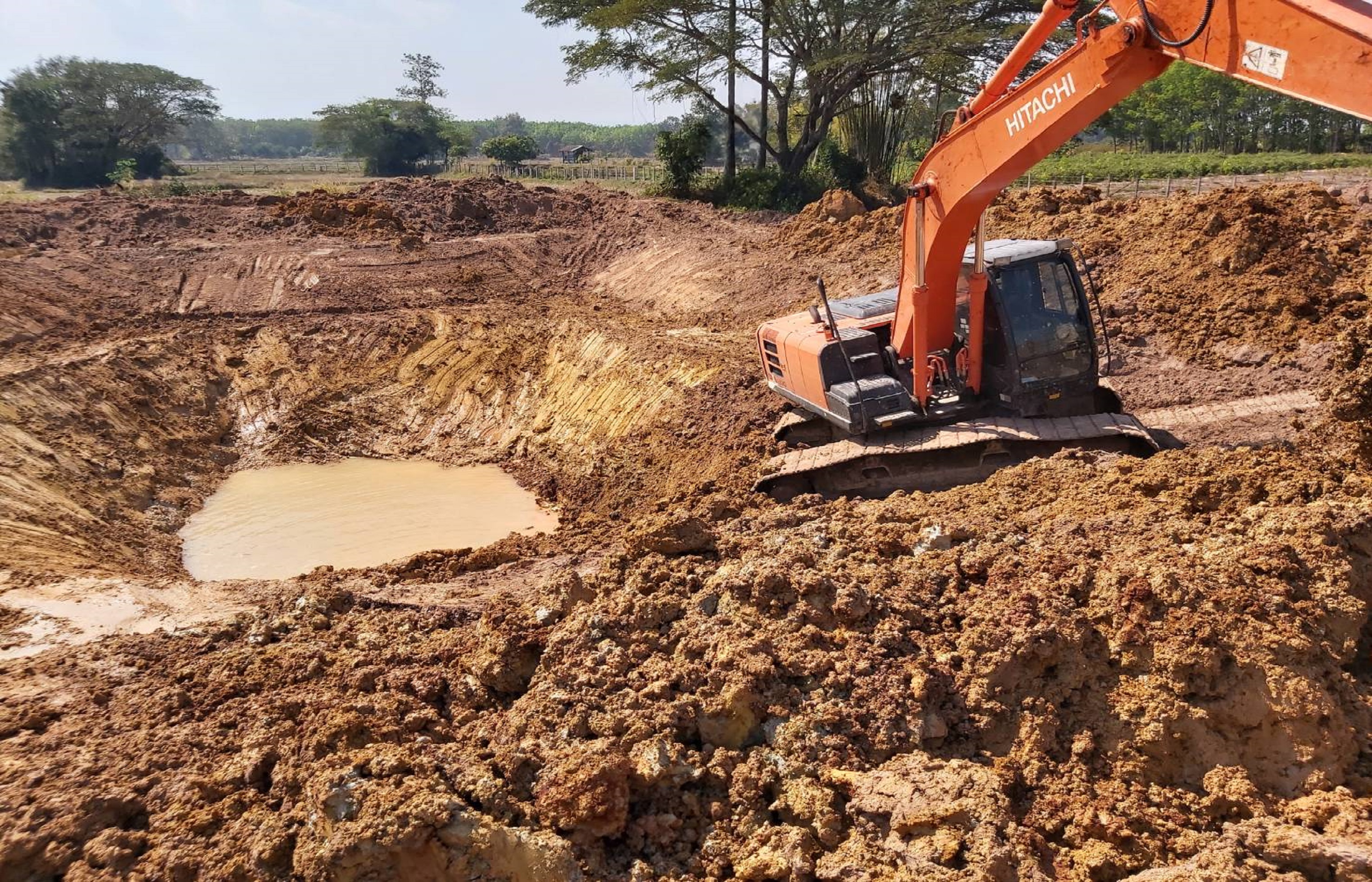 พจ.สกลนคร : ติดตามการขุดปรับพื้นที่ “โคก หนอง นา”