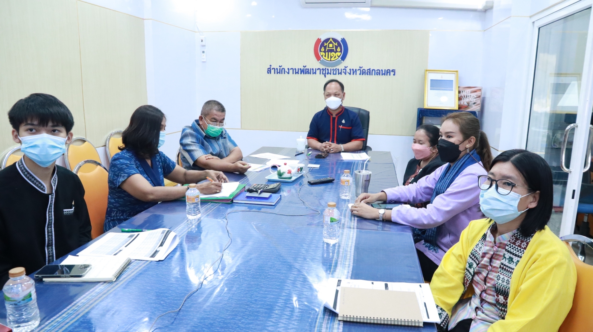 พช.สกลนคร : ร่วมประชุมชี้แจง เร่งรัด กำกับ ติดตาม การดำเนินงานกองทุนพัฒนาบทบาทสตรี ผ่านระบบ Conference