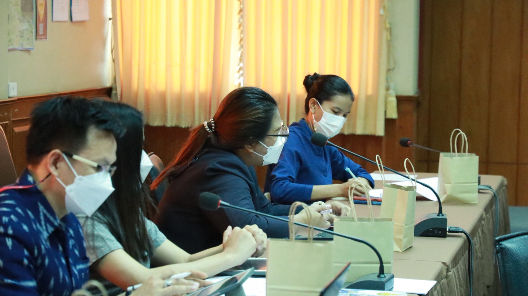พช.สกลนคร : ประชุมการจัดทำข้อเสนอโครงการเมืองหัตถอุตสาหกรรมผ้าย้อมครามและผ้าทอมือย้อมสีธรรมชาติ (Indigo Craft City)