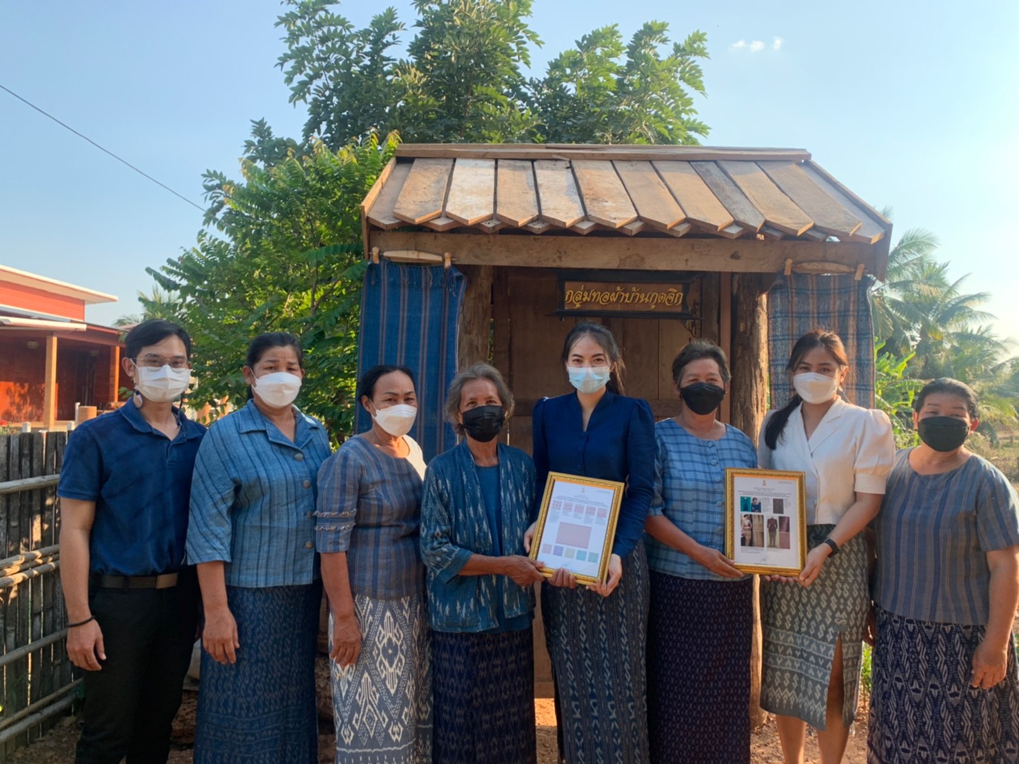 พช.สกลนคร : มอบลายผ้าพระราชทาน “ผ้าขิดลายนารีรัตนราชกัญญา” กลุ่ม OTOP