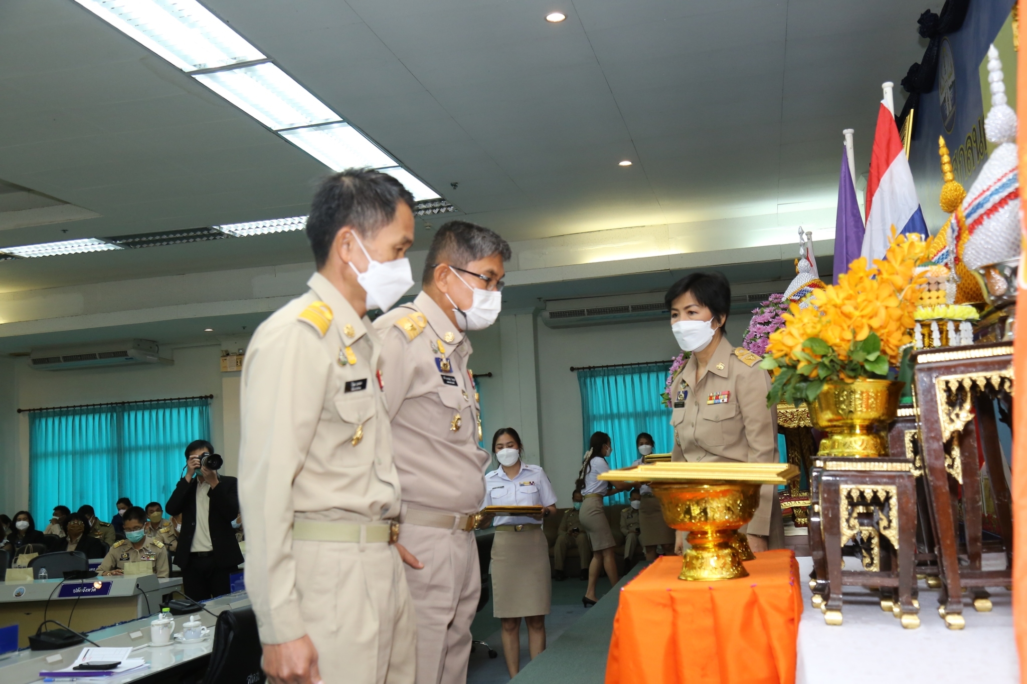 จังหวัดสกลนคร : มอบลายผ้าพระราชทาน “ผ้าขิดลายนารีรัตนราชกัญญา” และประชุมกรมการจังหวัด