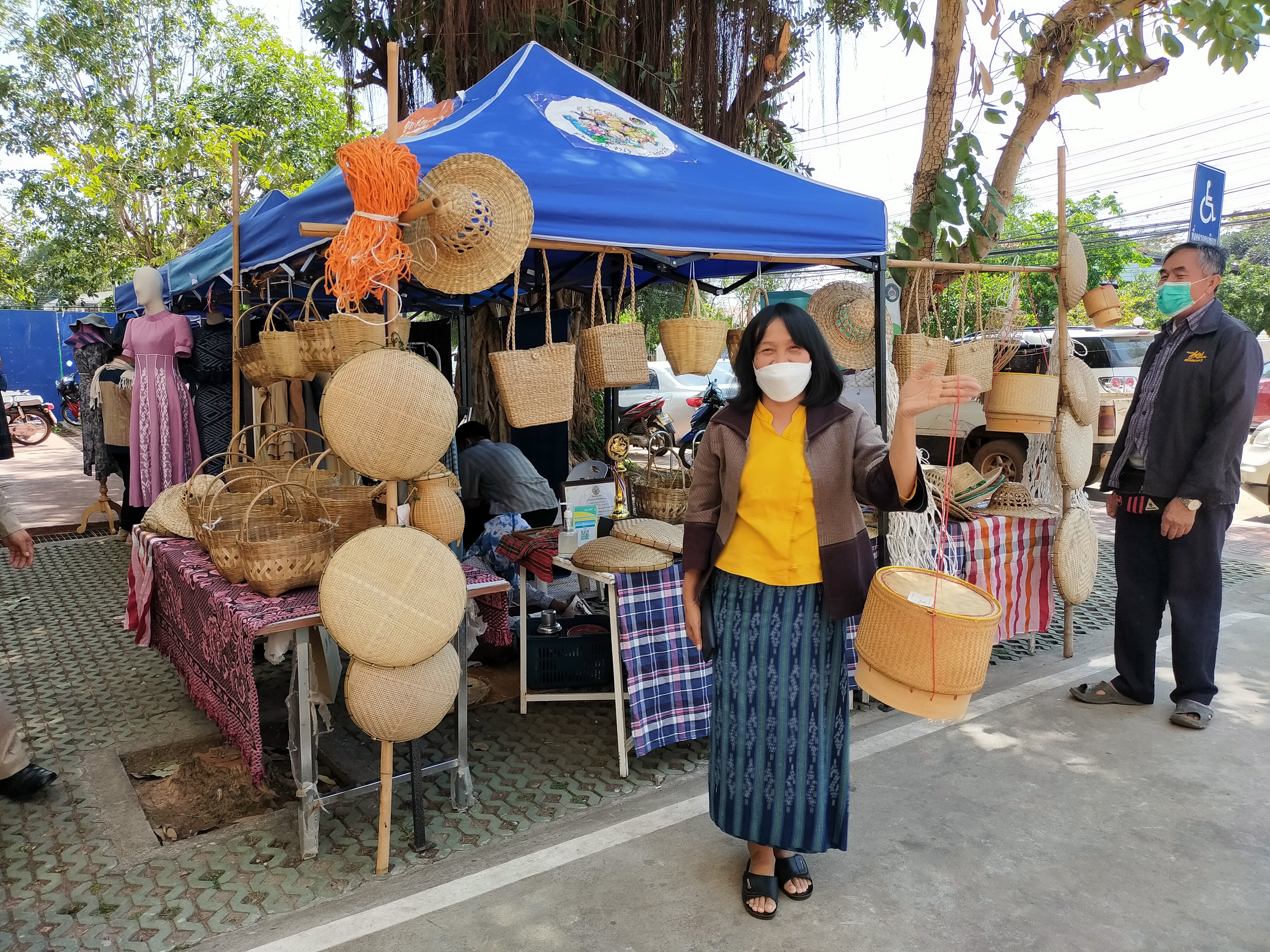 พช.สกลนคร : จัดตลาดนัดสินค้า OTOP สู้ภัยโควิด-19 ครั้งที่ 2
