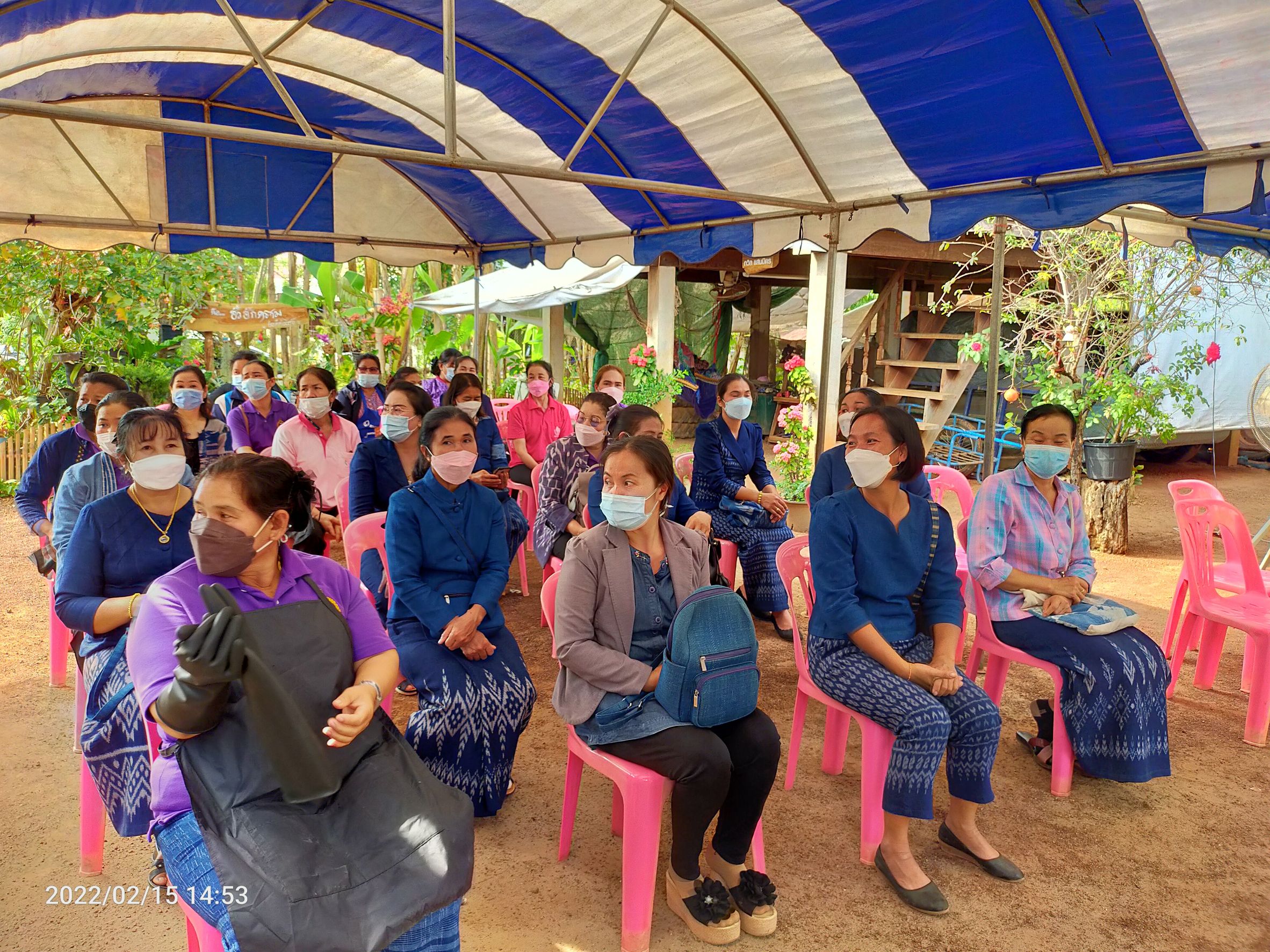 พจ. สกลนคร : ให้กำลังใจผู้เข้าร่วมโครงการอบรมมัดย้อมหมี่ย้อมครามผ้าลายขอ ตำบลนาซอ