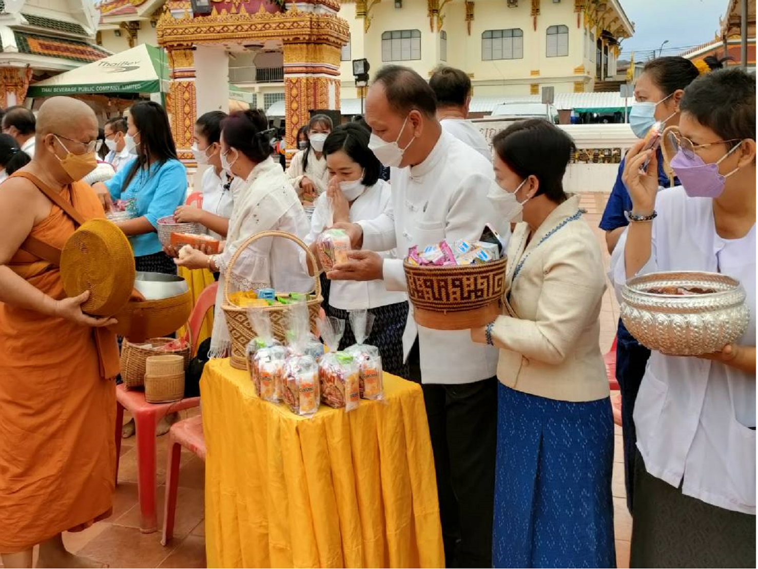 พจ.สกลนคร : นำเจ้าหน้าที่พัฒนาชุมชน ทำบุญตักบาตร เนื่องในวันมาฆบูชา