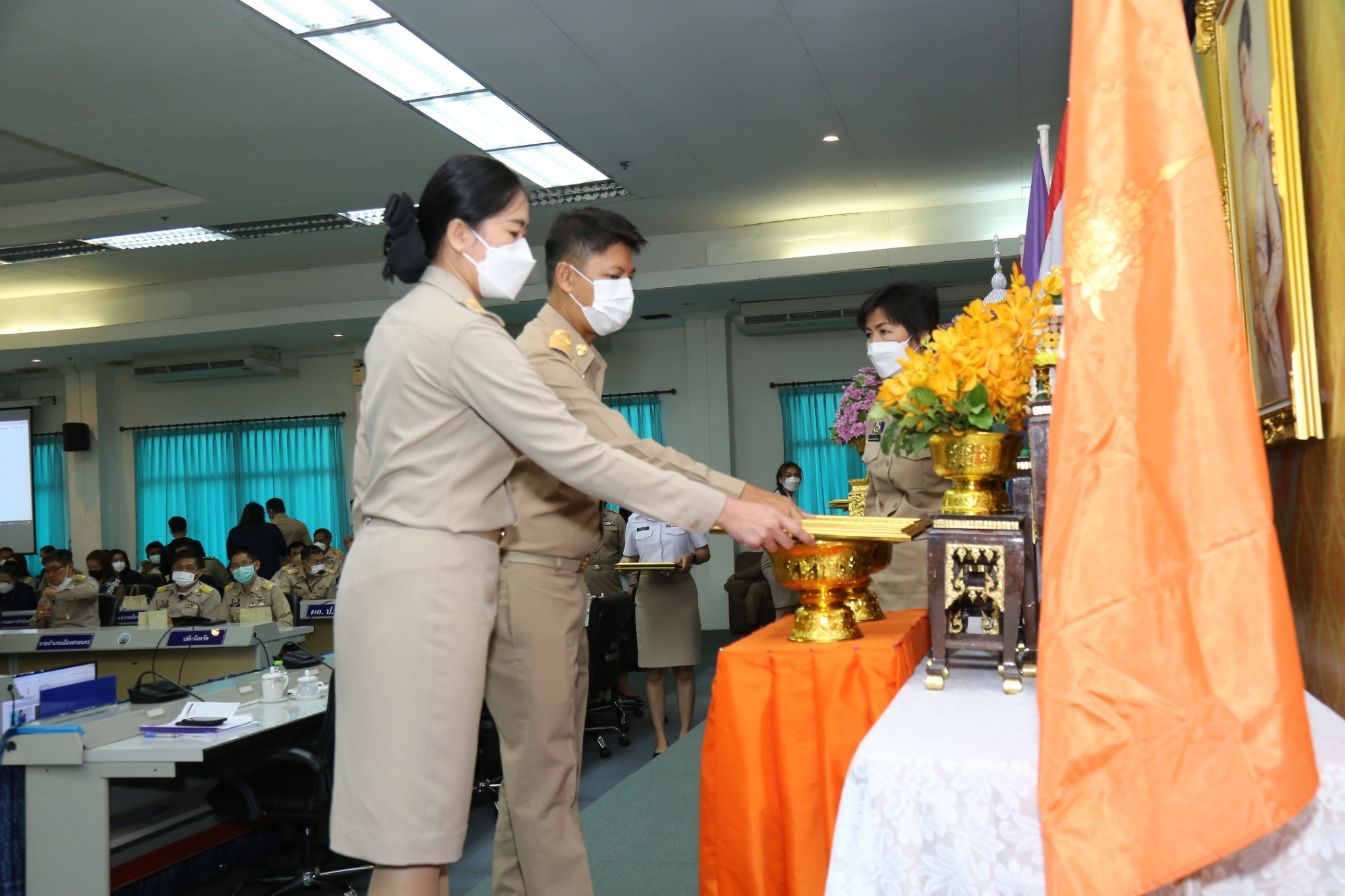 จังหวัดสกลนคร : มอบลายผ้าพระราชทาน “ผ้าขิดลายนารีรัตนราชกัญญา” และประชุมกรมการจังหวัด