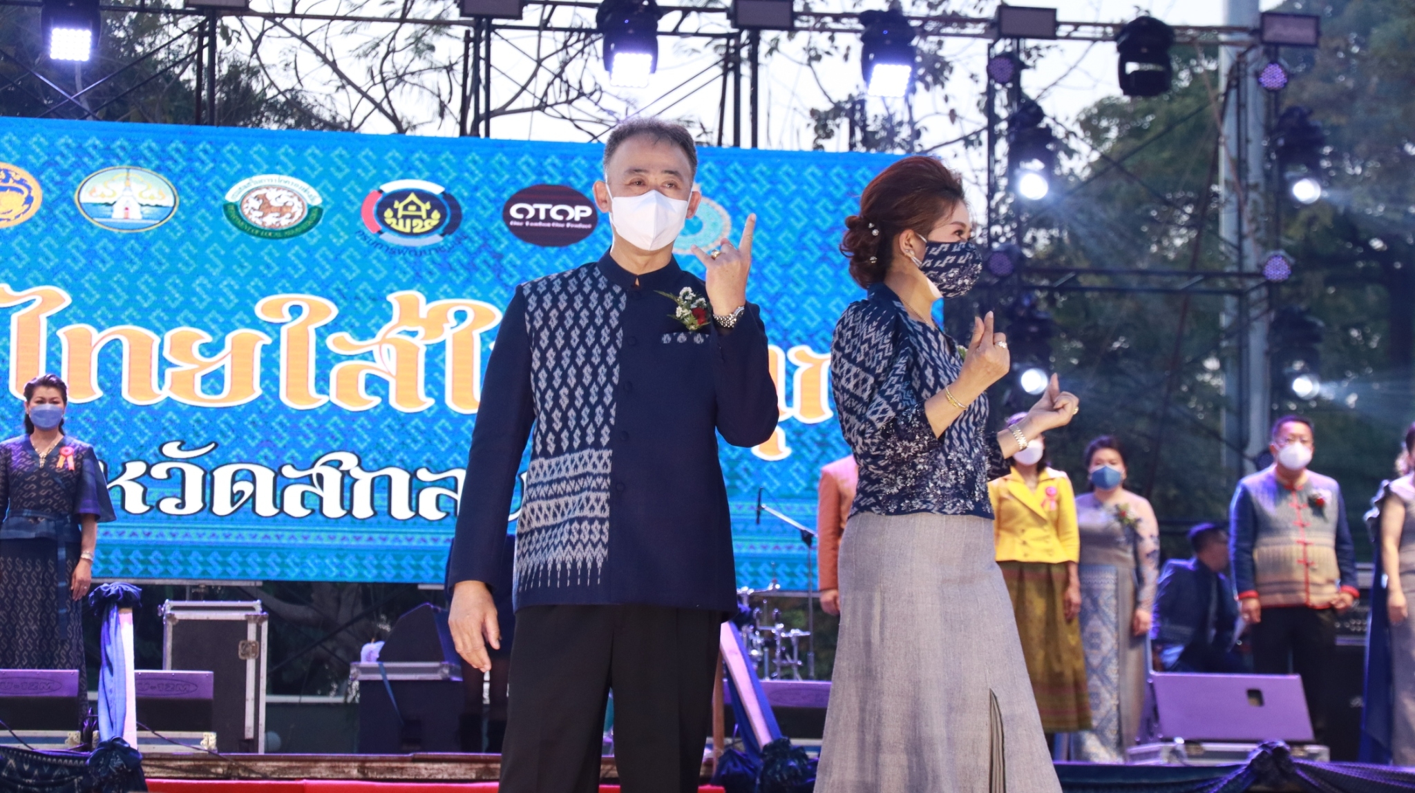 จังหวัดสกลนคร เดินแบบผ้าไทยในงานรวมน้ำใจไทสกล ปี 2565